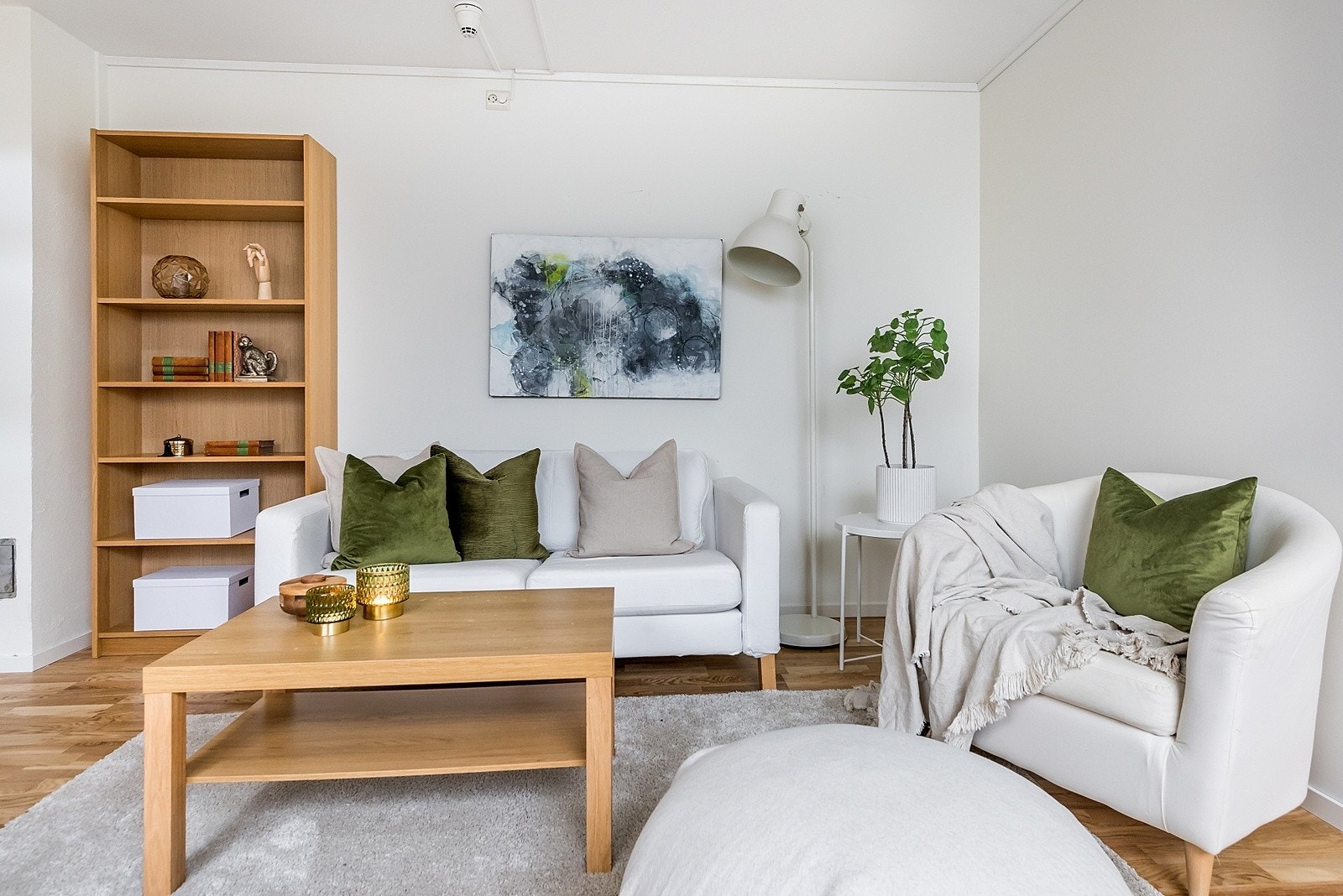 Kjellerstuen tilbyr stor møbleringsfrihet, med muligheter for å skape en hyggelig og funksjonell atmosfære. I tillegg er det varme i gulvet, som gir ekstra komfort Galleribilde