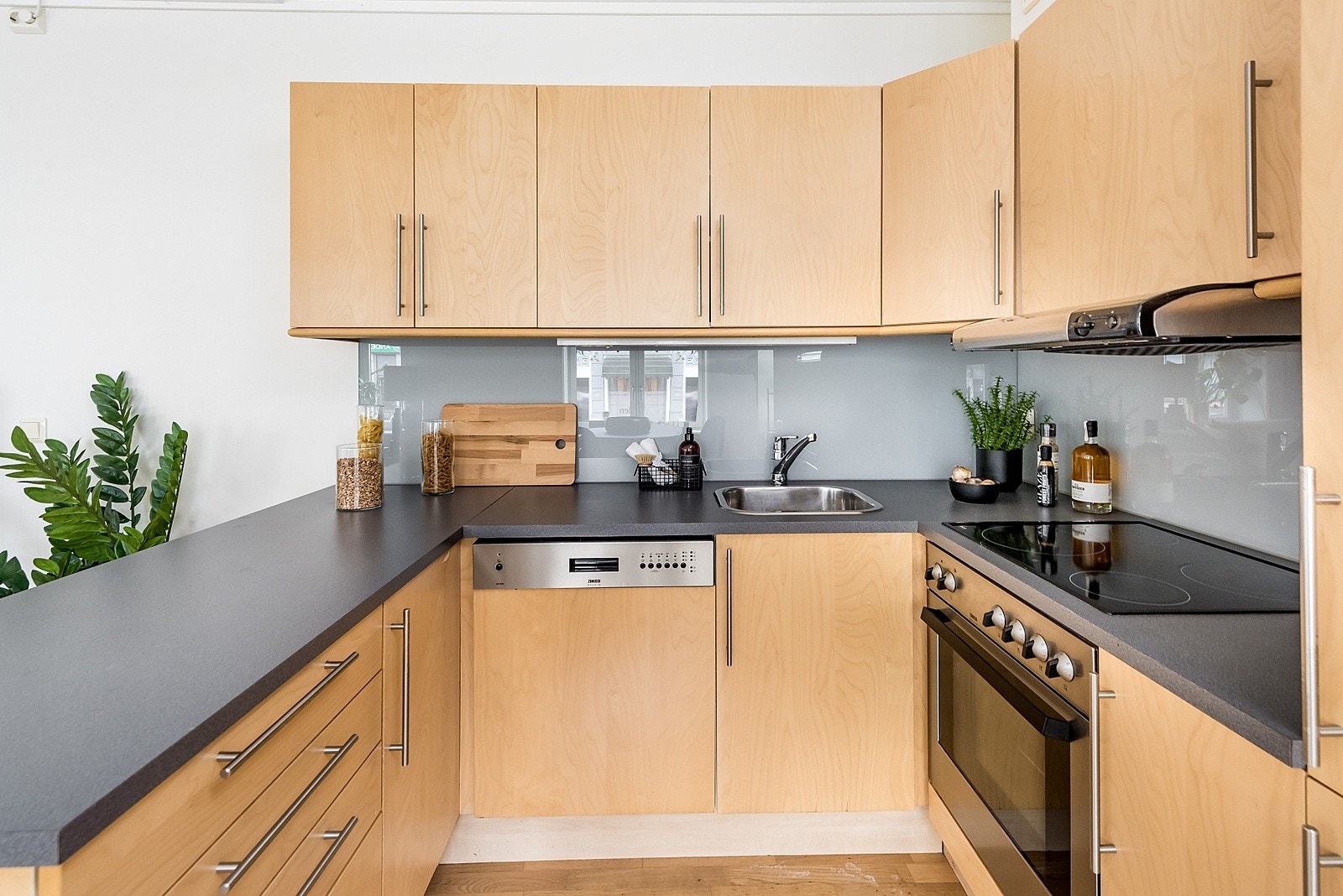 Kjøkkenet har godt med skap- og benkeplass Galleribilde