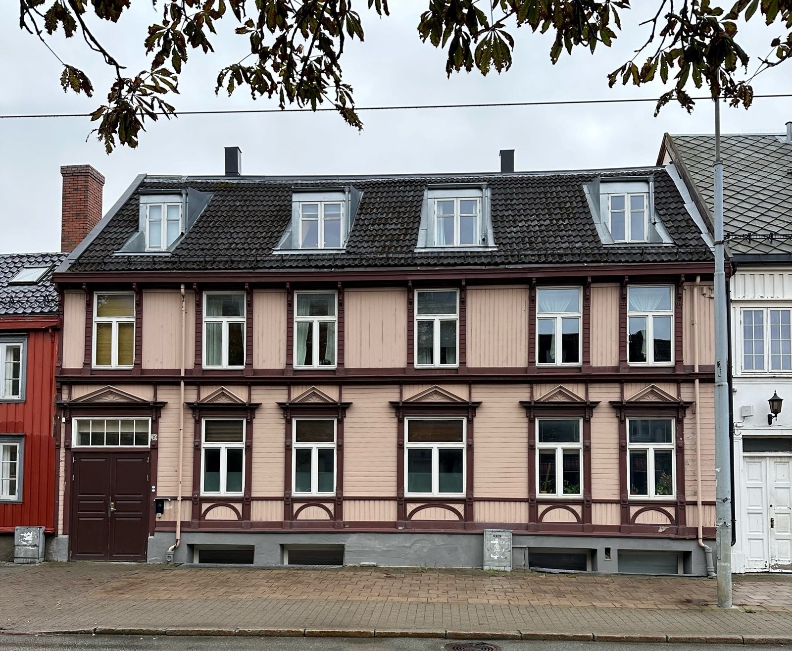 Rett utenfor leiligheten finner du utmerkede kollektivtransportmuligheter, med både metrobuss og trikk som enkelt tar deg til blant annet Bymarka og andre destinasjoner i byen Galleribilde