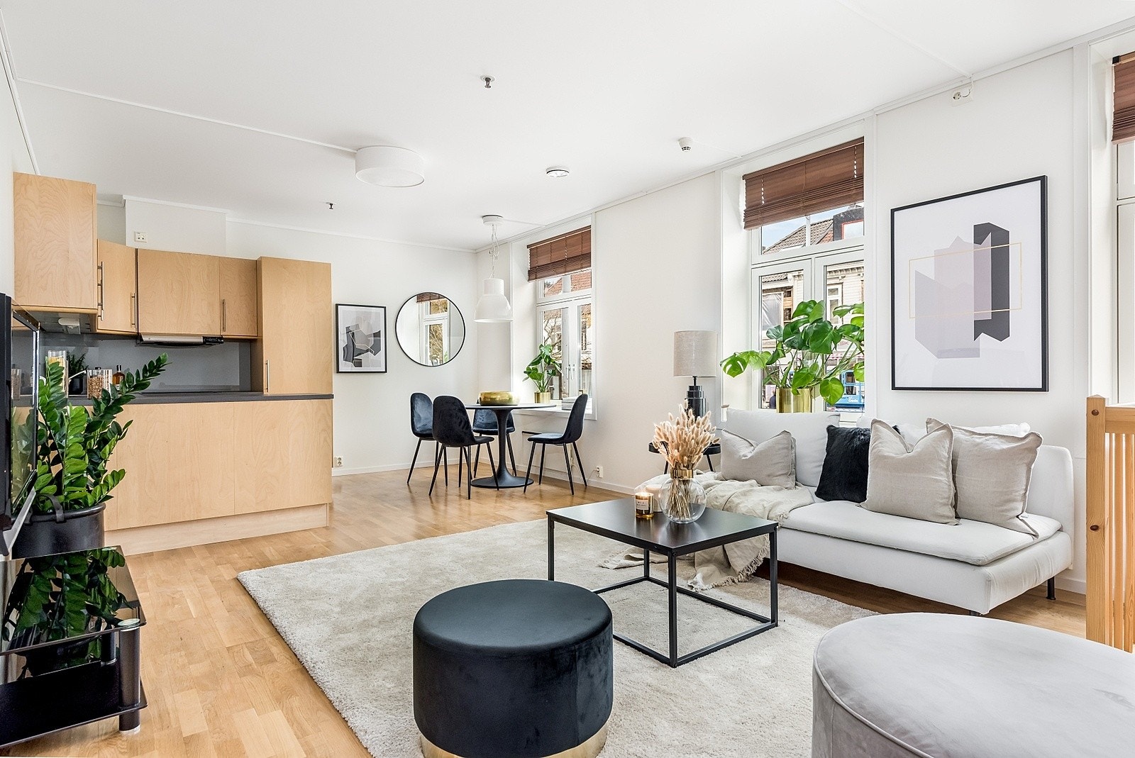 Leiligheten har god takhøyde og store vindusflater, noe som gir en luftig atmosfære og god romfølelse Galleribilde