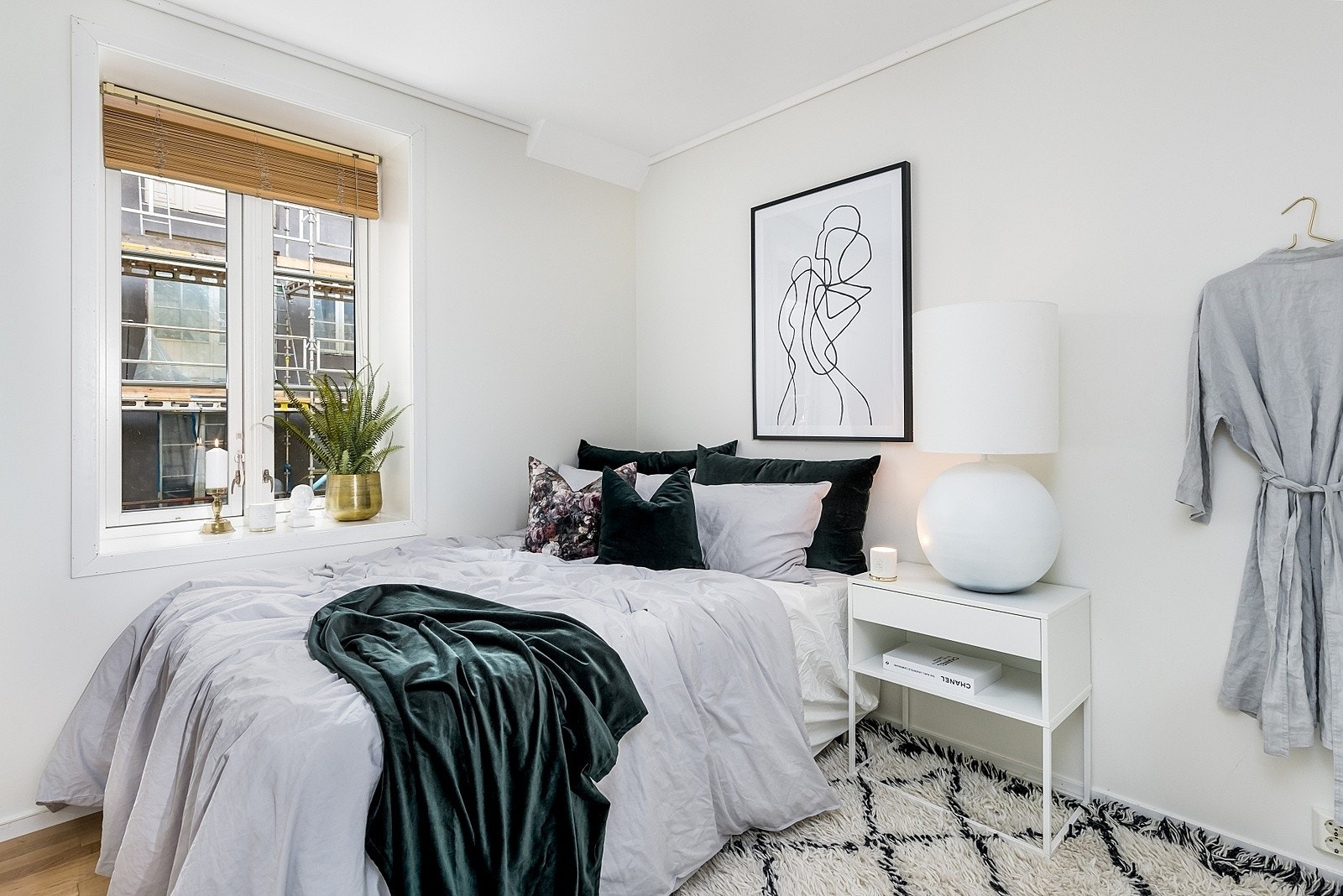 Leiligheten har ett soverom på 10 kvm, beliggende i første etasje Galleribilde