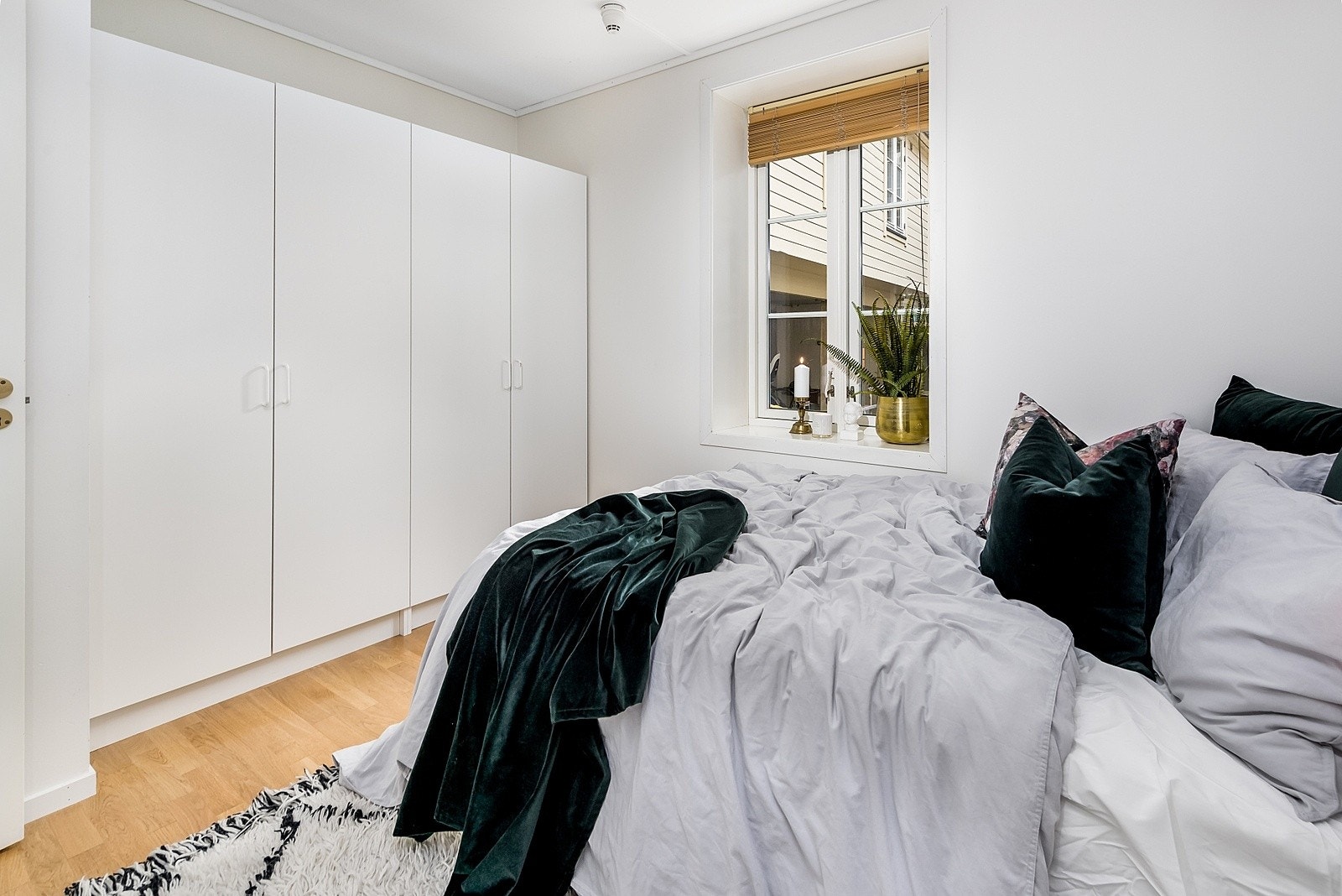 Her er det god plass til både dobbeltseng og garderobeskap Galleribilde