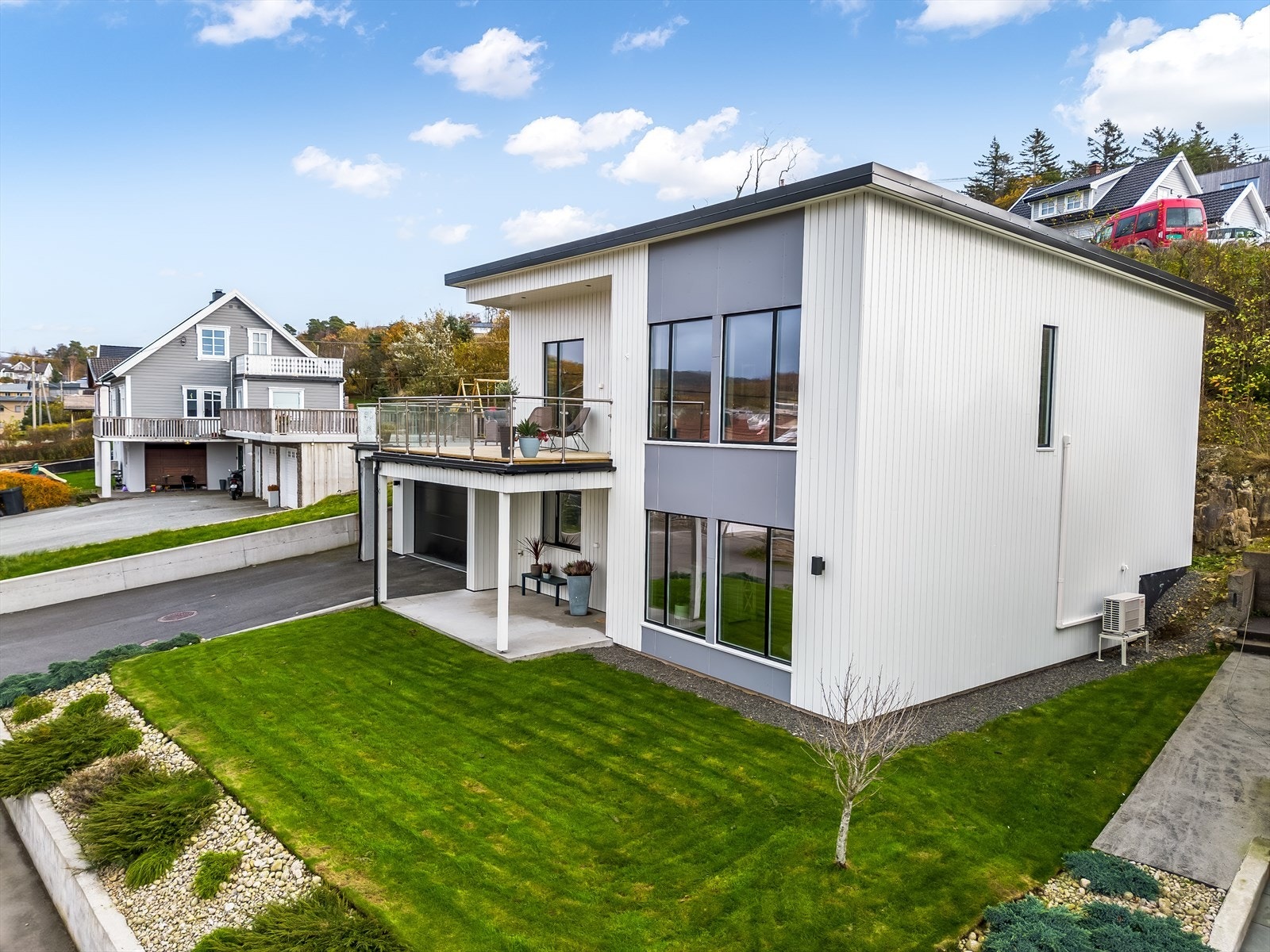 Flott utformet bolig med pent opparbeidet tomt. Galleribilde