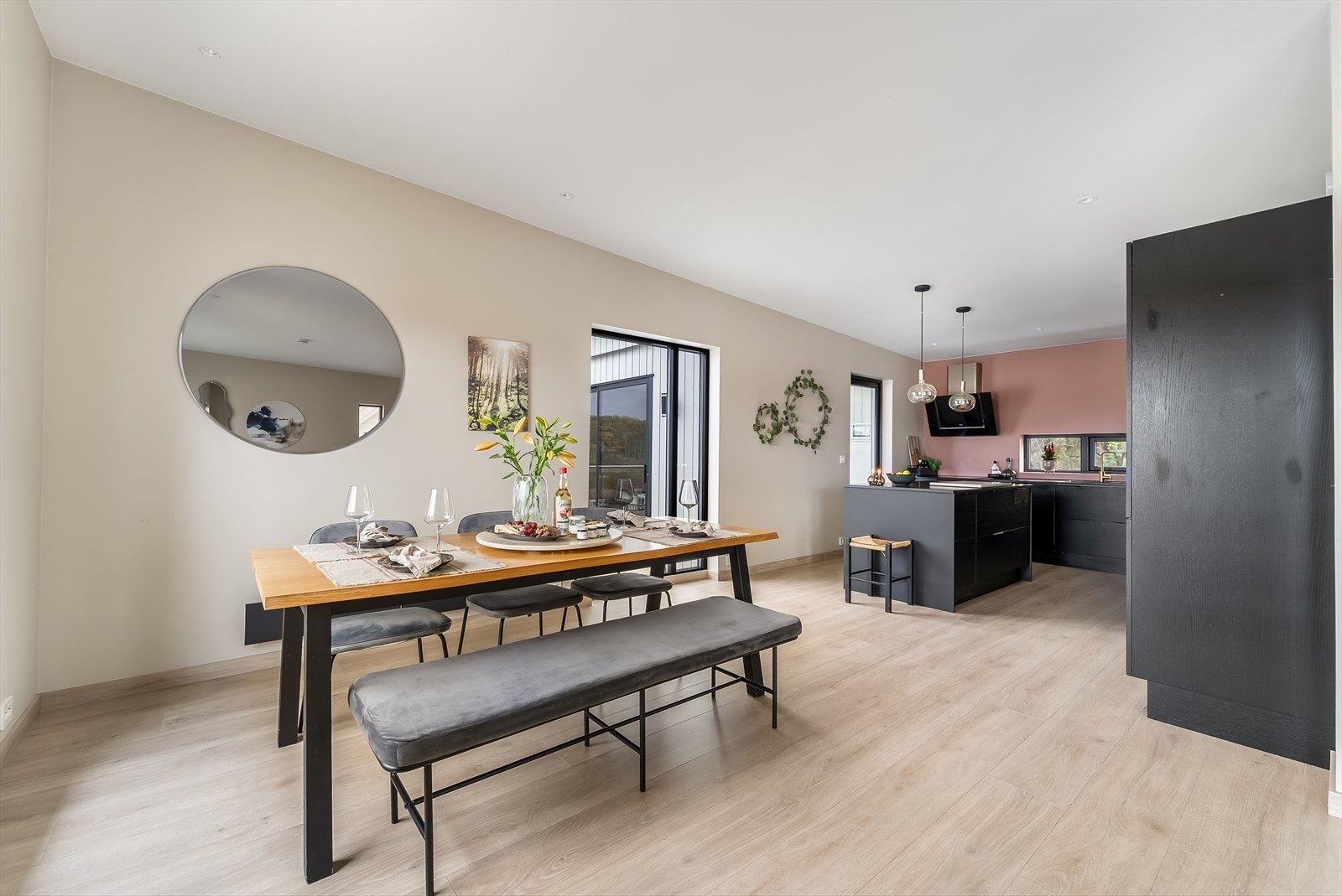 Ved kjøkkenet er det plass til spisemøblement og langbord ved spesielle anledninger. Galleribilde