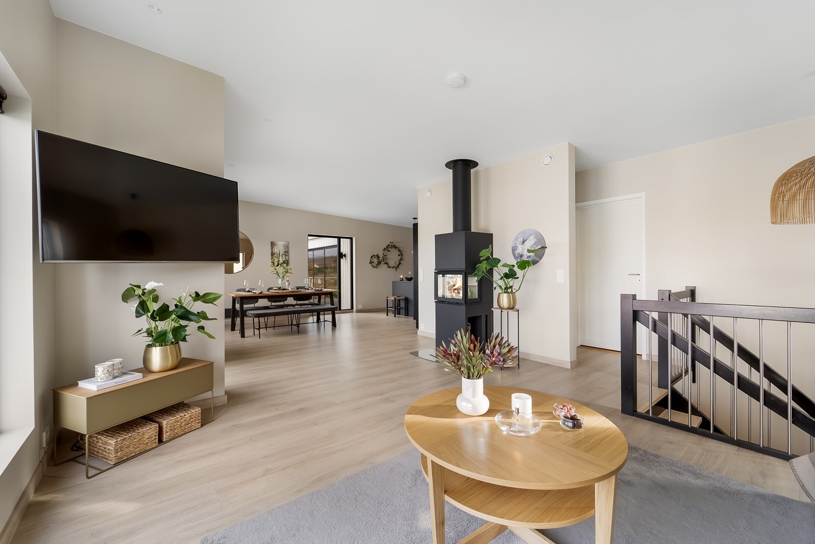 Boligen er gjennomgående delikat innredet i harmoniske fargetoner og har et godt materialvalg. Galleribilde