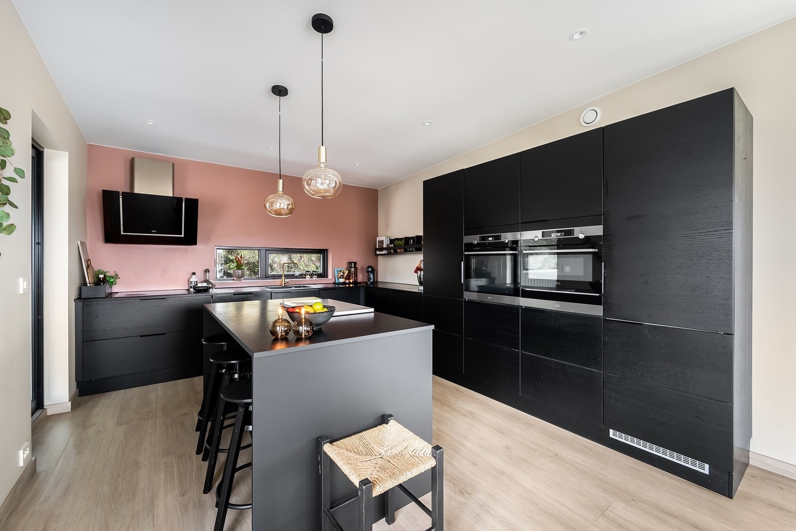 Meget innholdsrikt kjøkken fra Aubo med alle hvitevarer integrert. Galleribilde