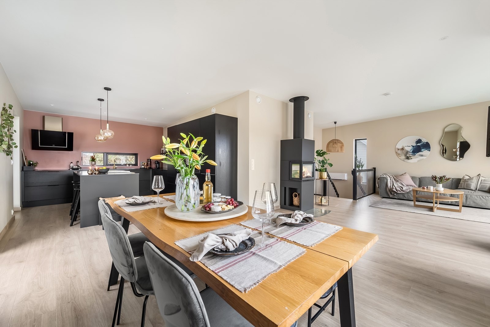 Kjøkkenet har en åpen løsning mot stuen. Galleribilde