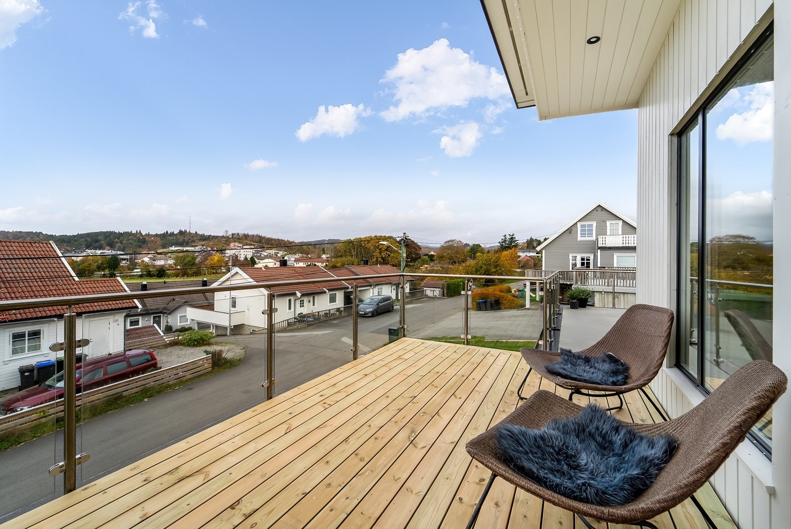 Terrasse i front med utsikt mot nærområdet og mot Vanse sentrum. Galleribilde