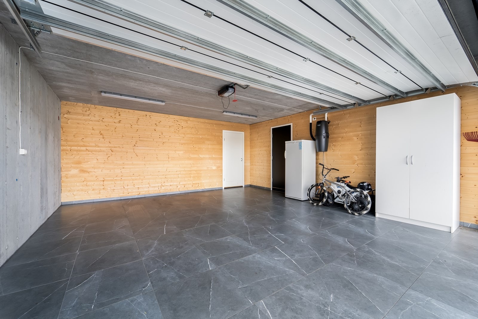 Garasje med fliselagt gulv. Galleribilde