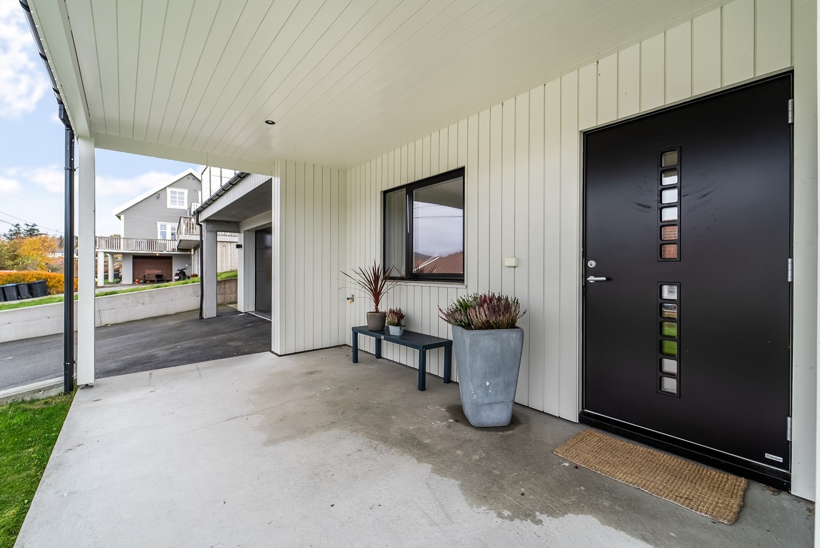 Inngangsparti med støpt platting. Velkommen inn! Galleribilde