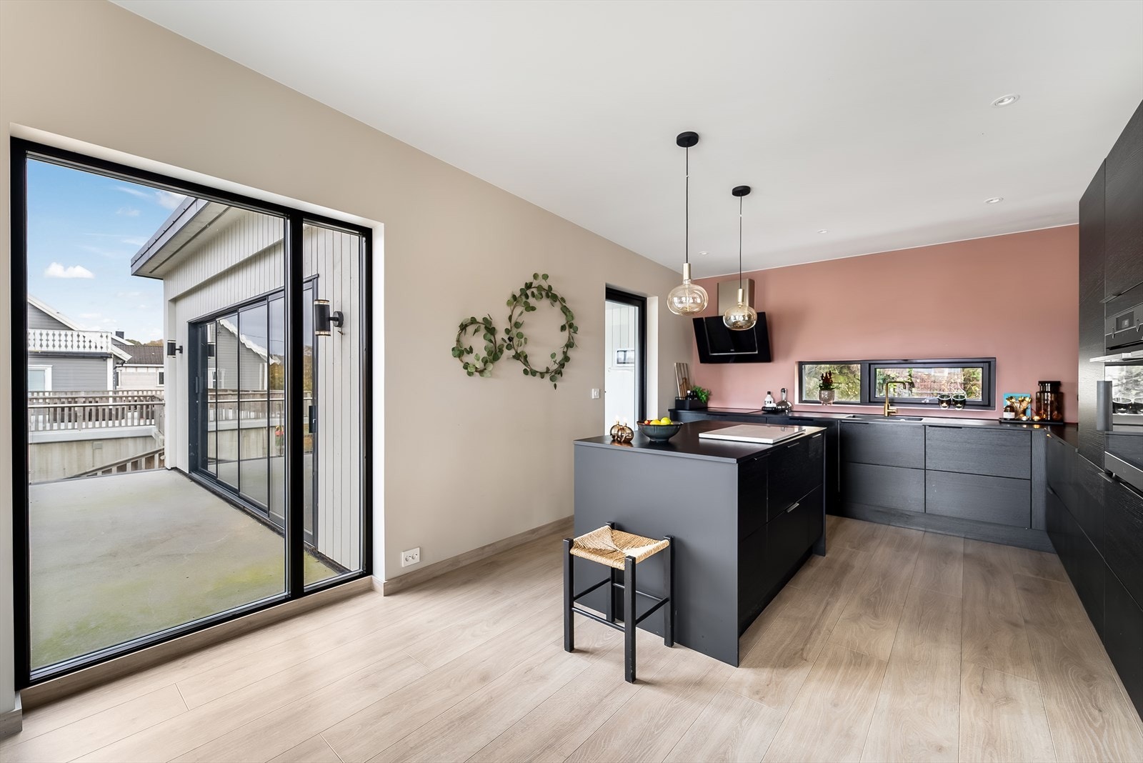 Fra kjøkkenet er det utgang til hagestuen. Galleribilde