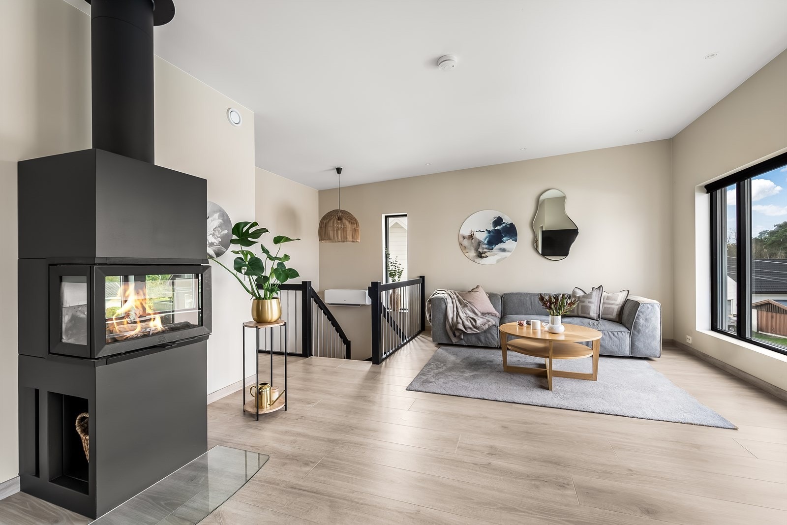 Stuen har en åpen og fin løsning med flere innredningsmuligheter. Galleribilde