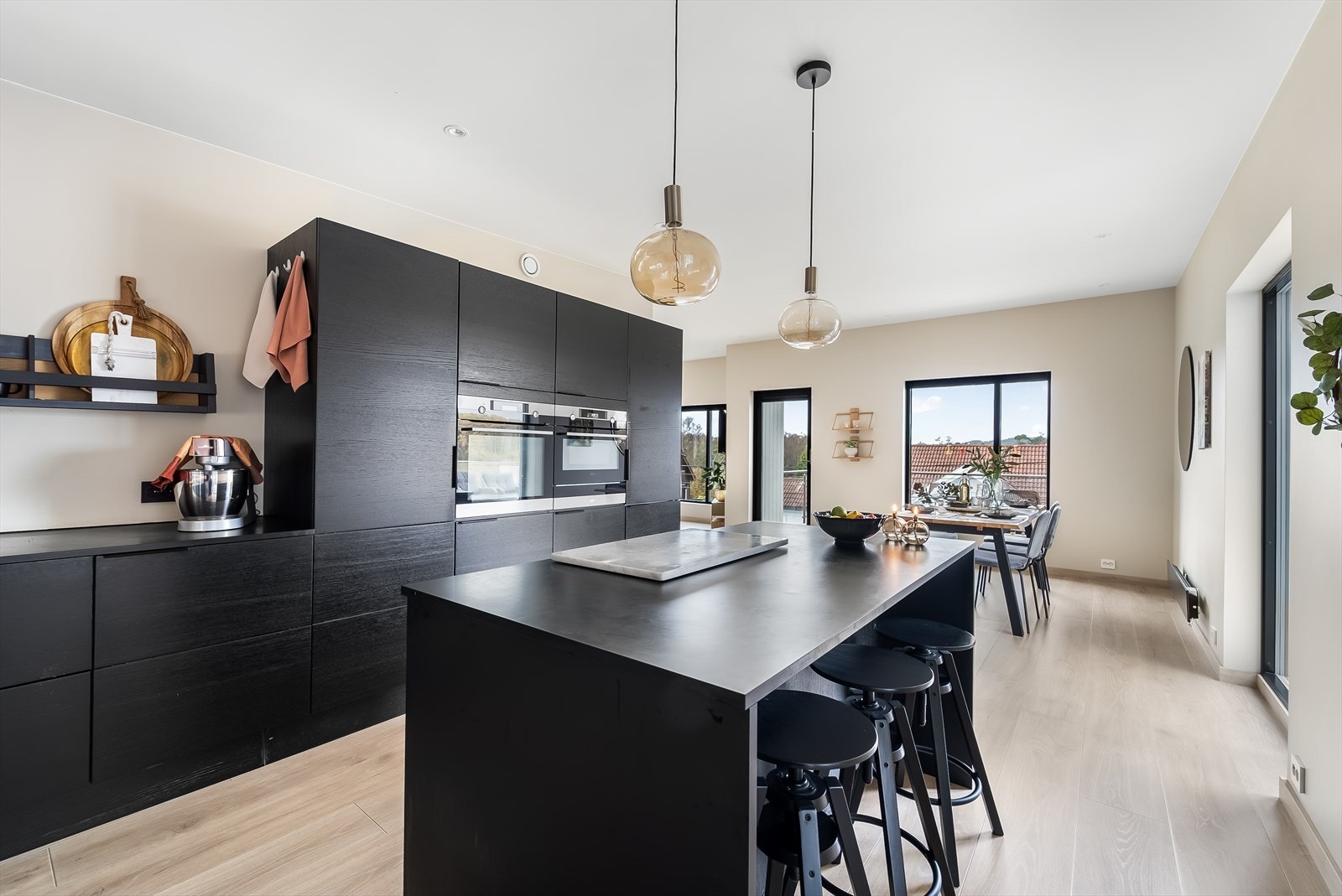 Kjøkkenet er av typen Black Oak fra Aubo med alle hvitevarer integrert. Galleribilde