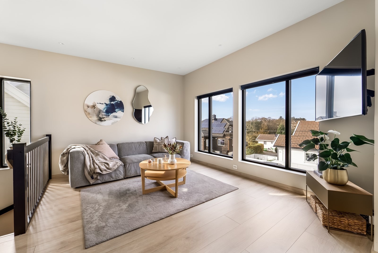 Store vindusflater som gir mye dagslys inn. Galleribilde