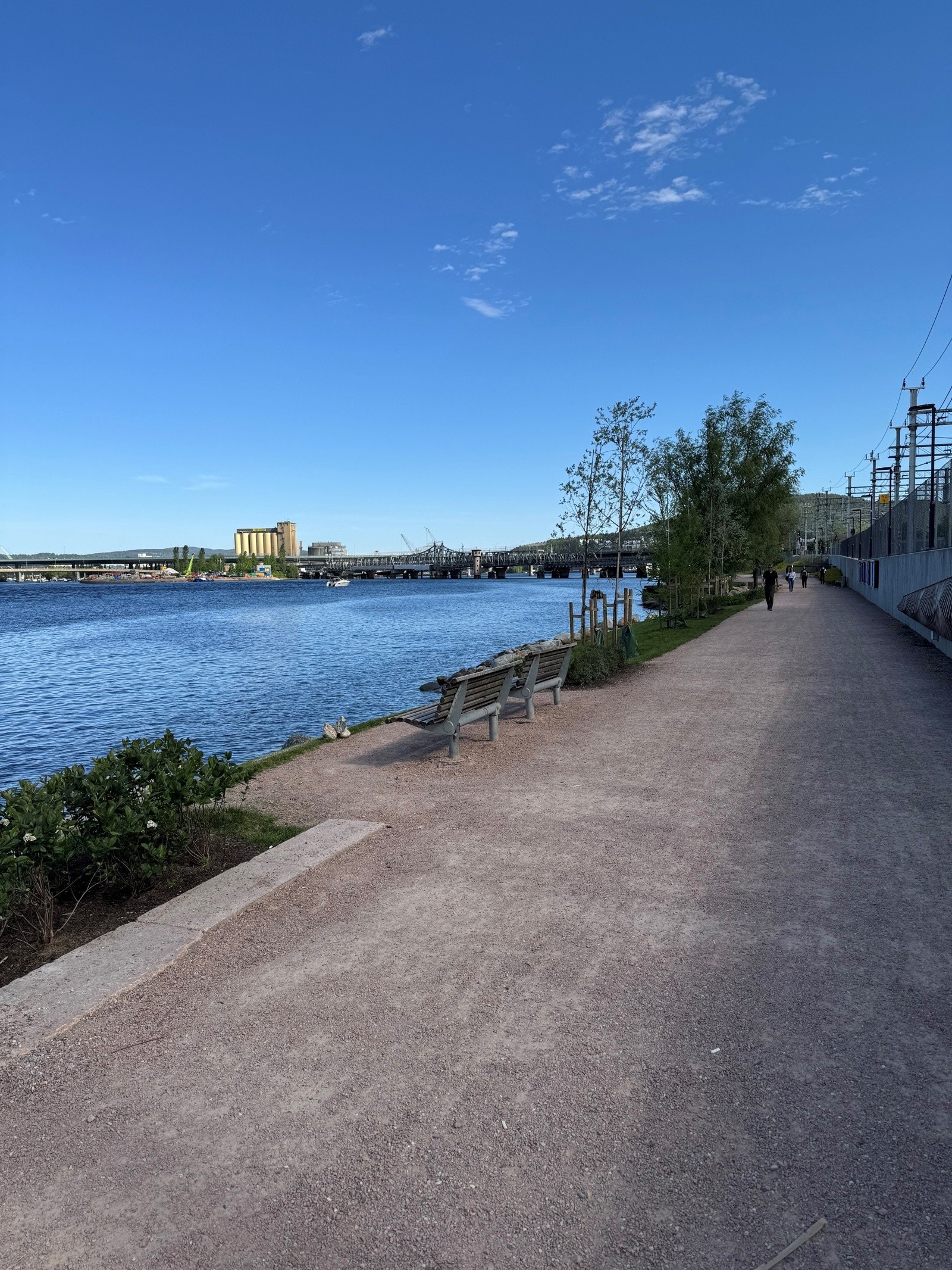 Langs elven er det er flott promenade som strekker seg i begge retninger. Galleribilde