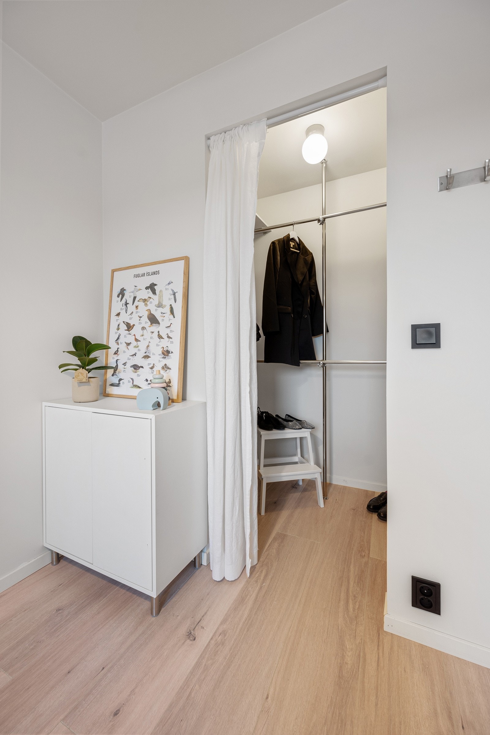 Det ene soverommet har adkomst til et walk-in closet med meget god oppbevaringsplass for klær og utstyr. Galleribilde