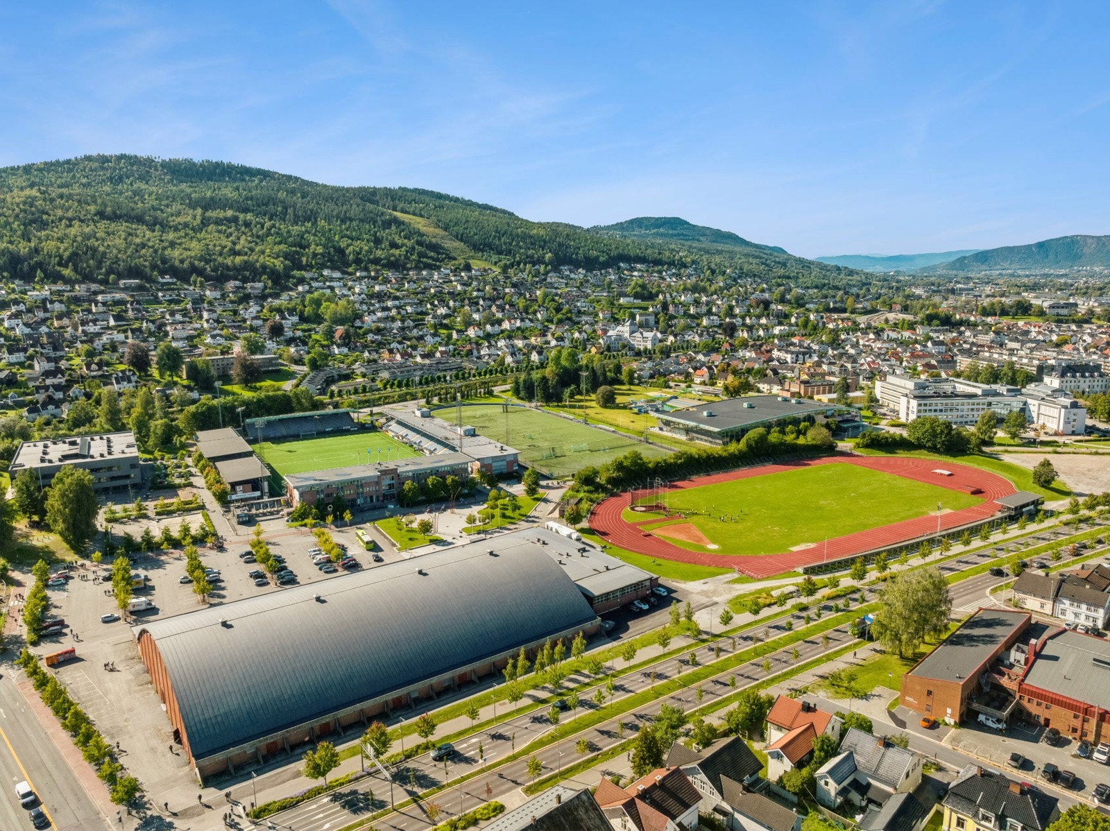 På Marienlyst finnes løpebane, kunstgressbane og Fotballstadion. Dette er like i området. Galleribilde