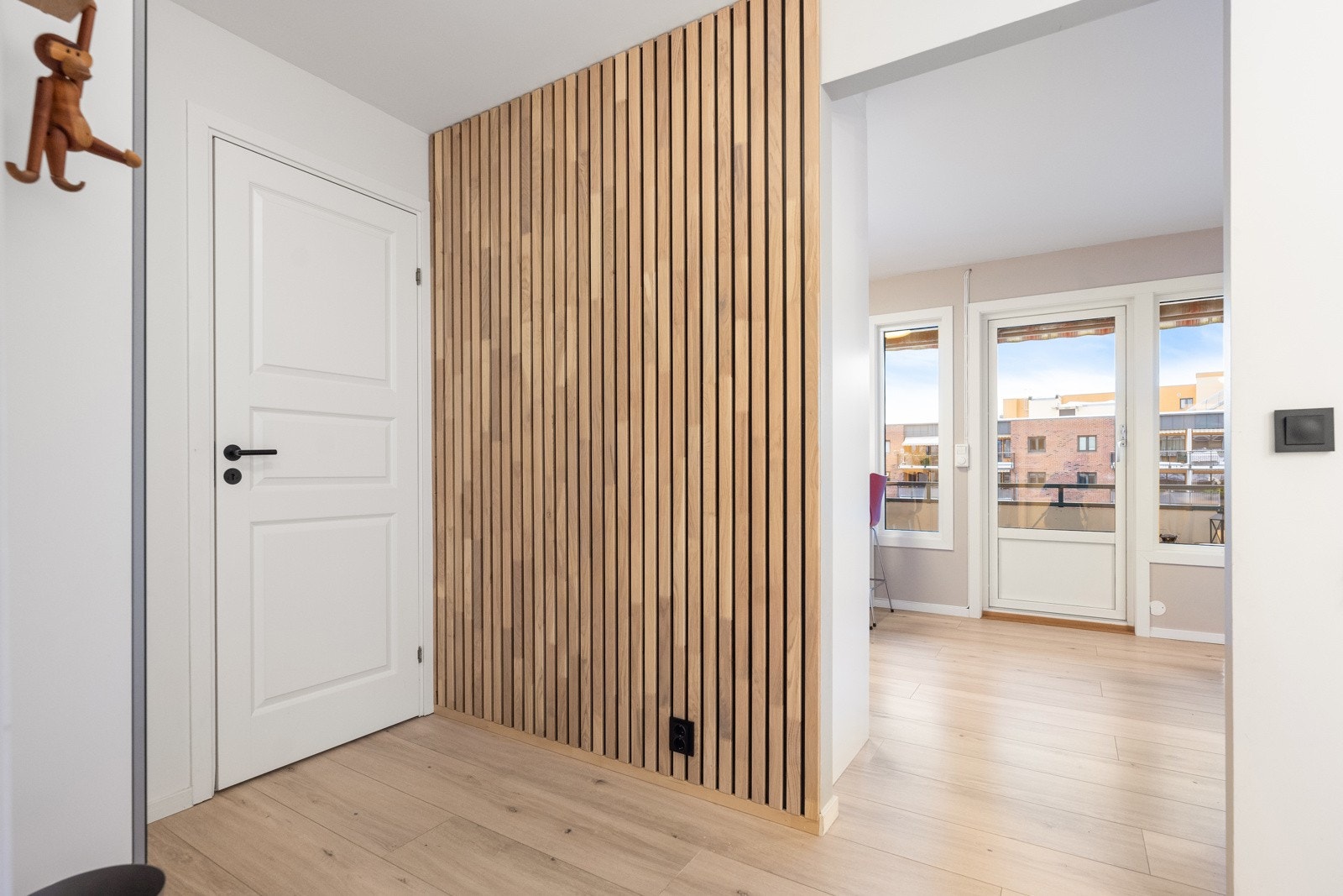 Det første vi møter i boligen er en entré med flott spilevegg. Galleribilde