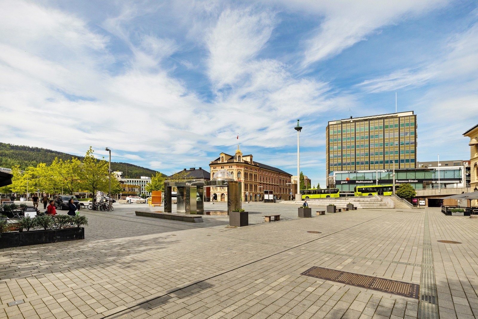 Rett rundt hjørnet finner du Strømsø Torg. Her er det kafe, restauranter mm. Galleribilde