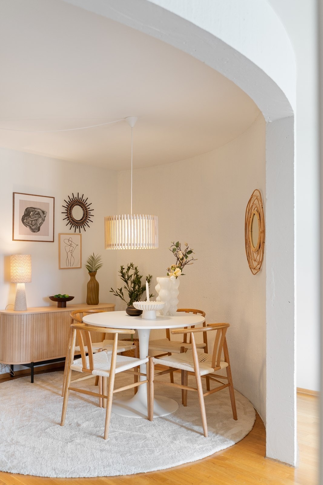 Romslig spiseplass rett ved kjøkkenet som er perfekt for familie og gjester. Galleribilde