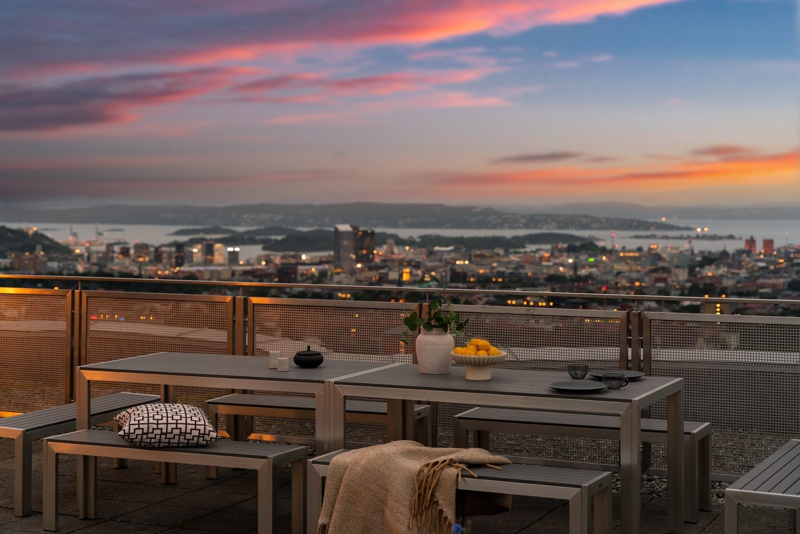 Her kan du samle venner og nyte en magisk kveld med byens lys som bakteppe. Galleribilde