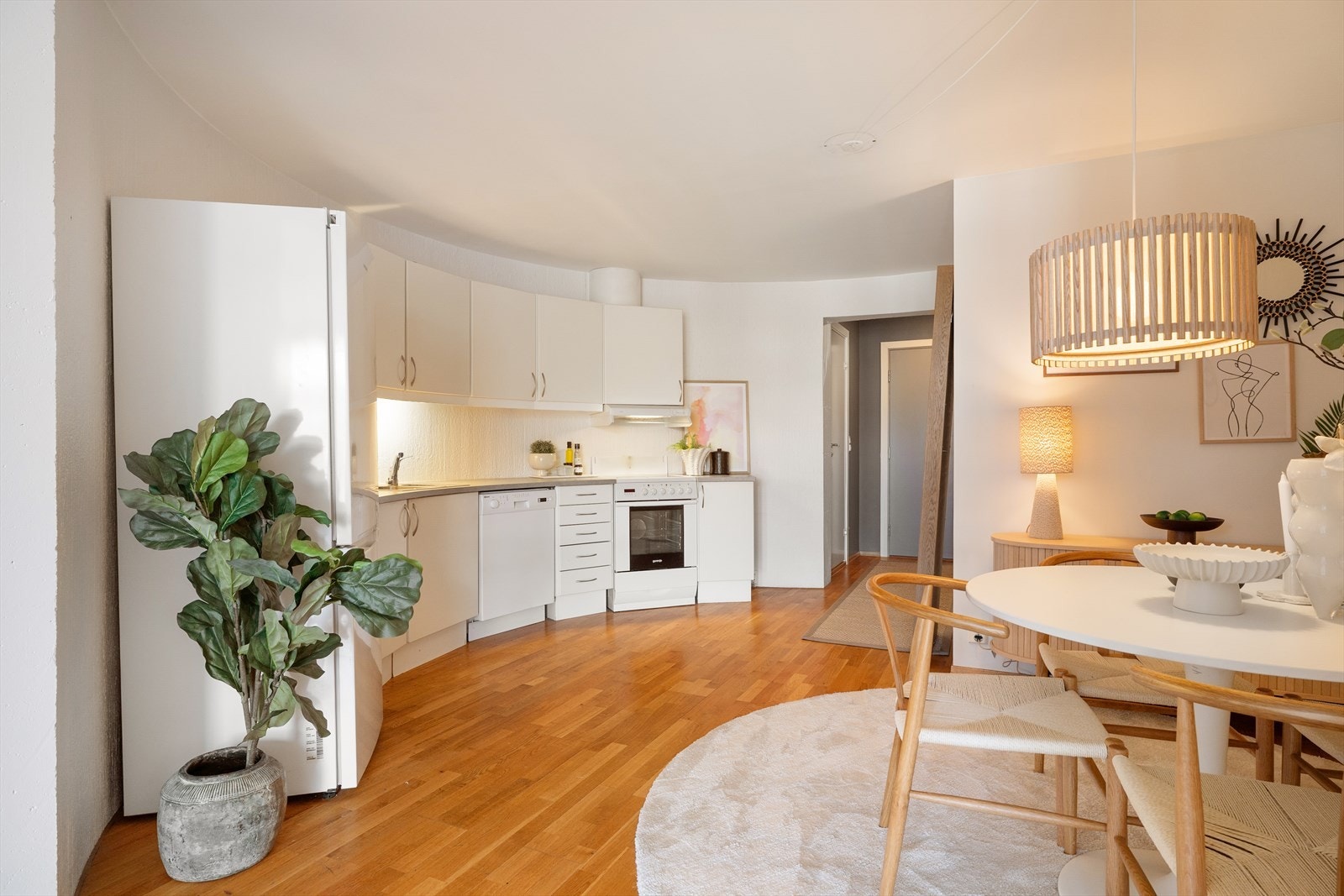 Kjøkkenet er plassert i en karakteristisk sylinderformet del av bygget - en fredet konstruksjon fra den opprinnelige kornsiloen. Galleribilde