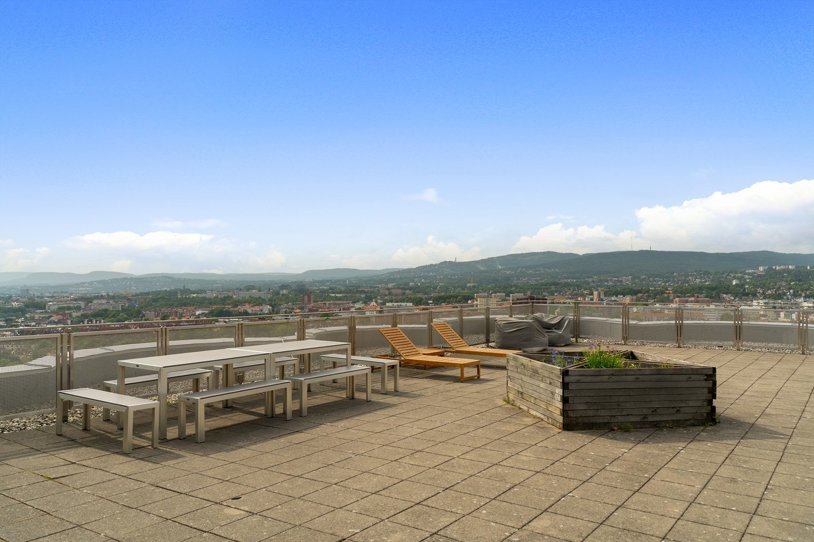 Det finnes flere sosiale sittegrupper og solsenger som gjør dette området perfekt for å samle venner, slappe av eller nyte solen i godt selskap. Galleribilde