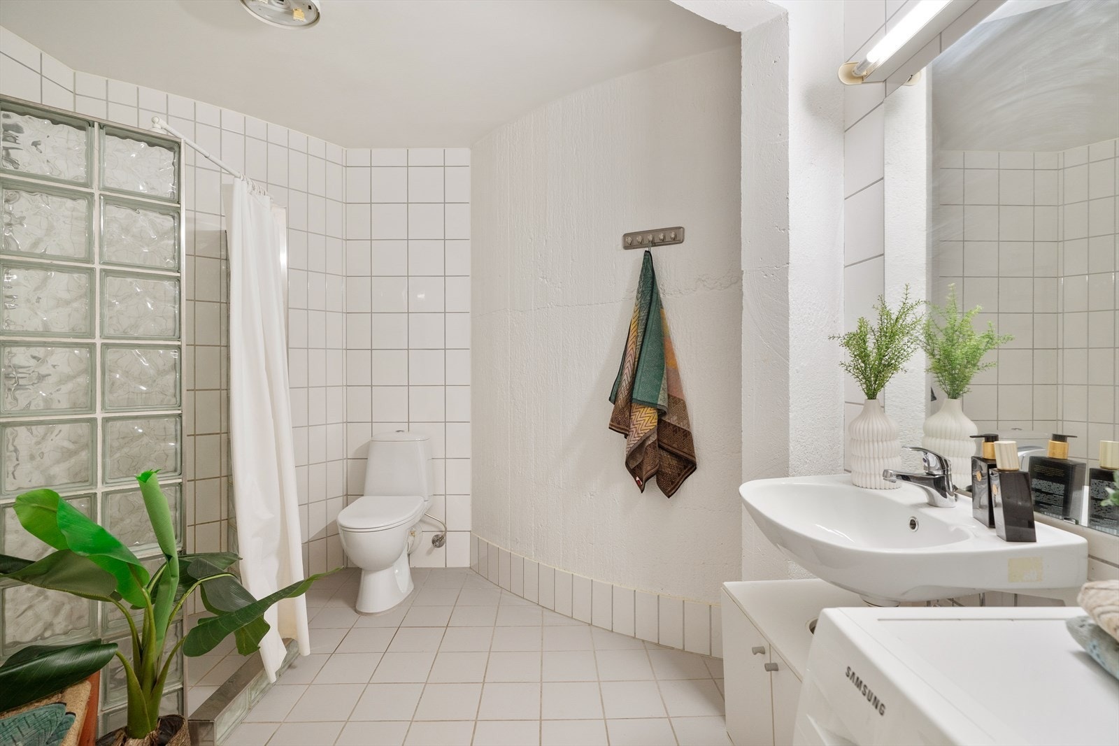 Lyst og flislagt baderom fra 2003 med elektriske varmekabler i gulvet. Mekanisk avtrekk via ventil i himlingen. Galleribilde