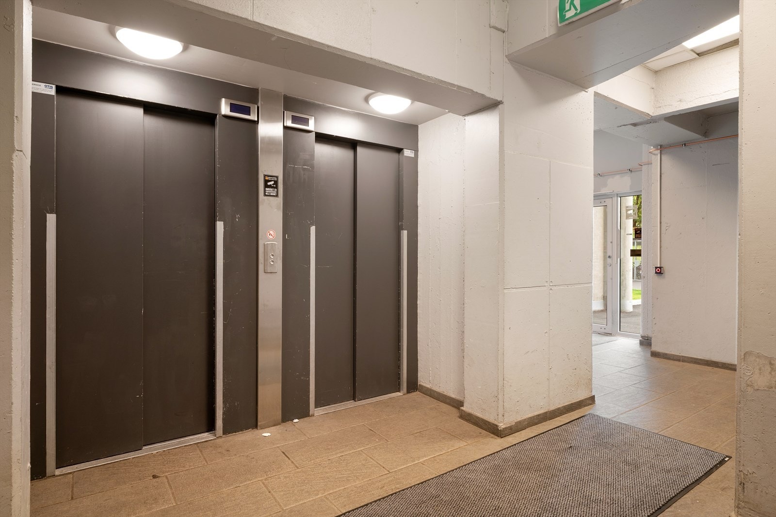 Boligen har enkel og trinnfri adkomst via heis, noe som gjør hverdagen både komfortabel og tilgjengelig. Galleribilde