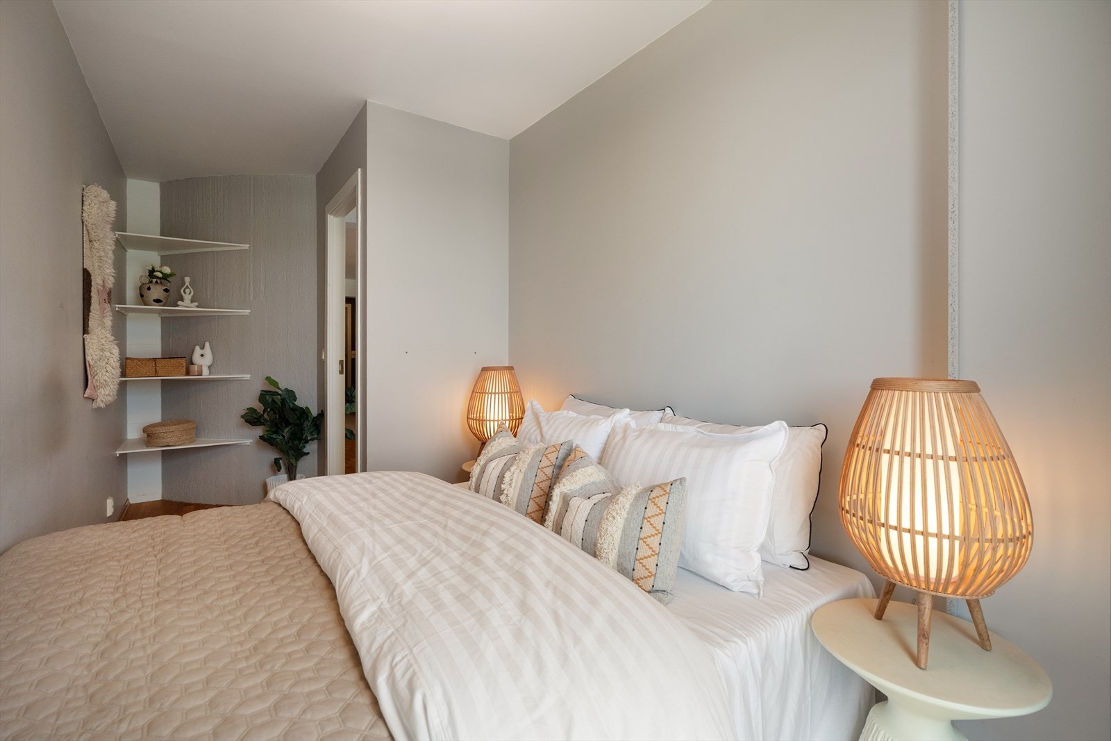 Praktisk hjørnehylle i soverommet som utnytter ellers ubrukt plass - ideell for oppbevaring av bøker, dekor eller personlige eiendeler. Galleribilde