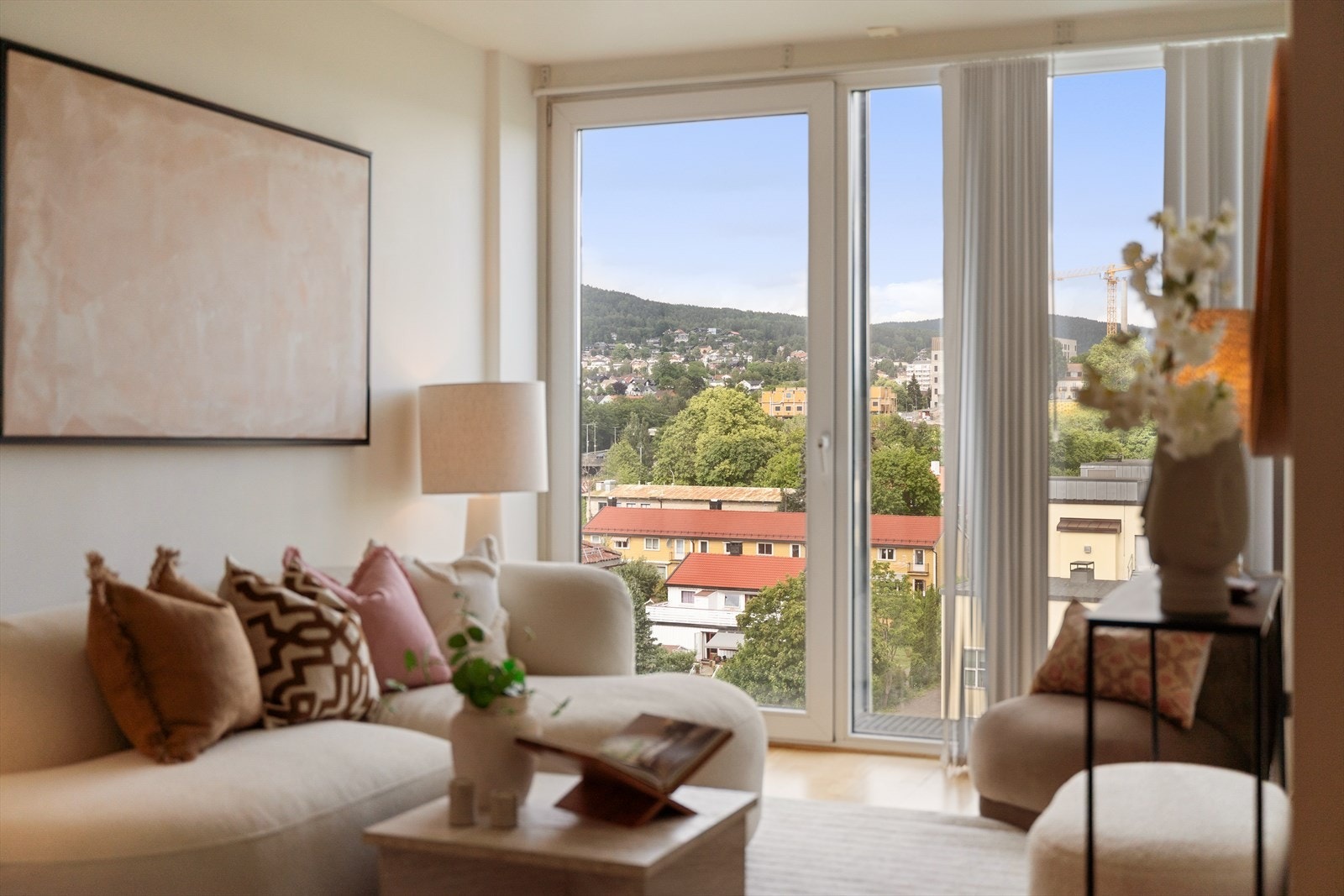 Stuen er romslig og enkel å møblere med både sofagruppe, spisebord og annet interiør etter ønske. Galleribilde