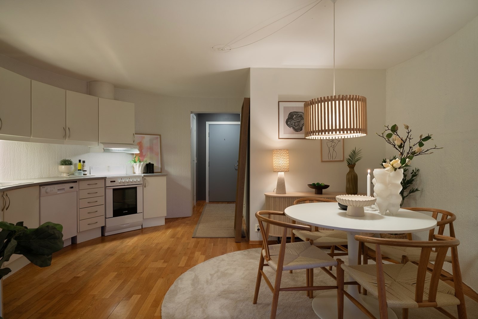 Kjøkkenet er buet og spesialtilpasset leiligheten, med god standard og praktiske løsninger som passer rommet godt. Galleribilde