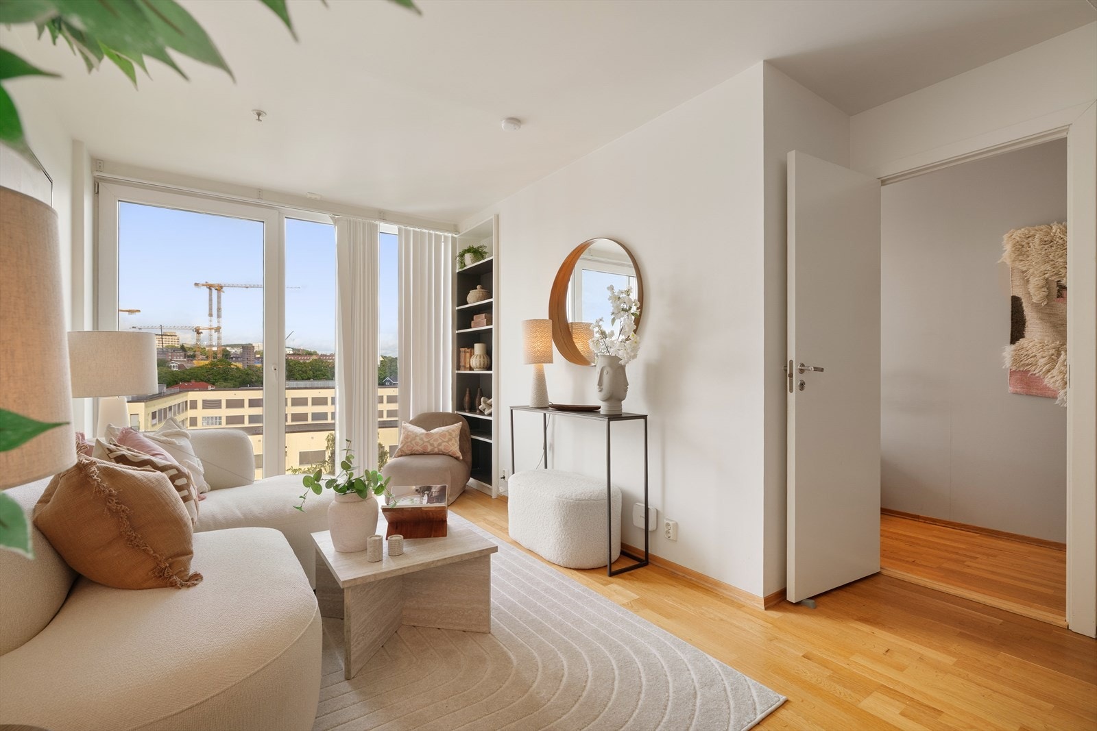 Med beliggenhet i 9.etasje og store vinduer fra gulv til tak har leiligheten en fantastisk utsikt. Galleribilde