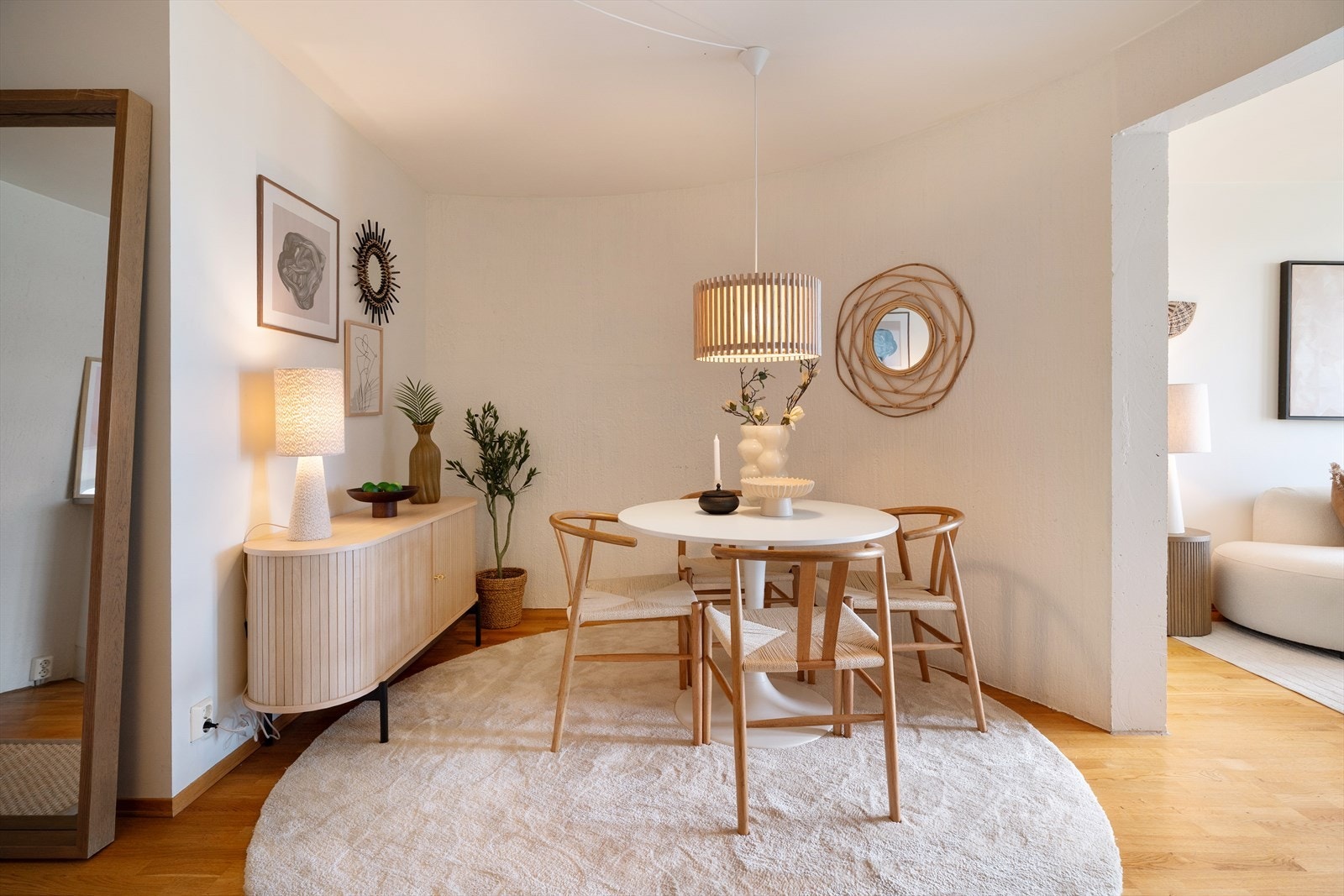 Romslig og sosial spiseplass med god plass til en større spisegruppe - ideell for hyggelige sammenkomster og middagsselskap. Galleribilde