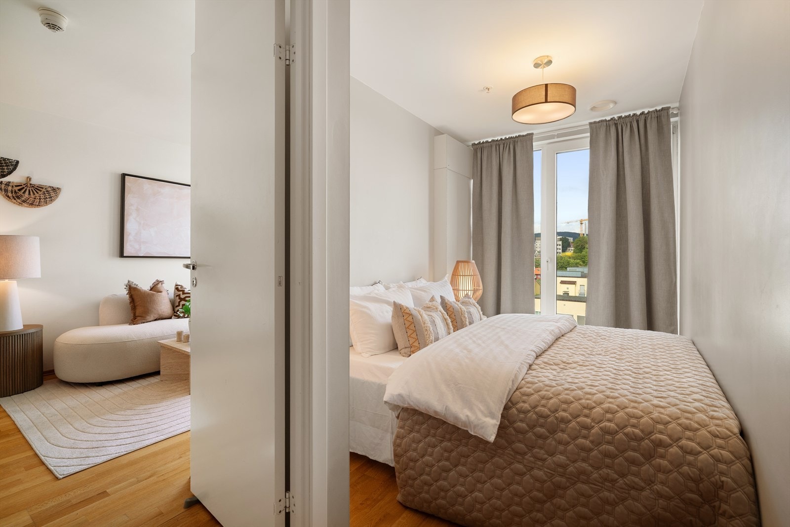 Leiligheten har et romslig soverom med plass til en dobbeltseng og nattbord. Galleribilde