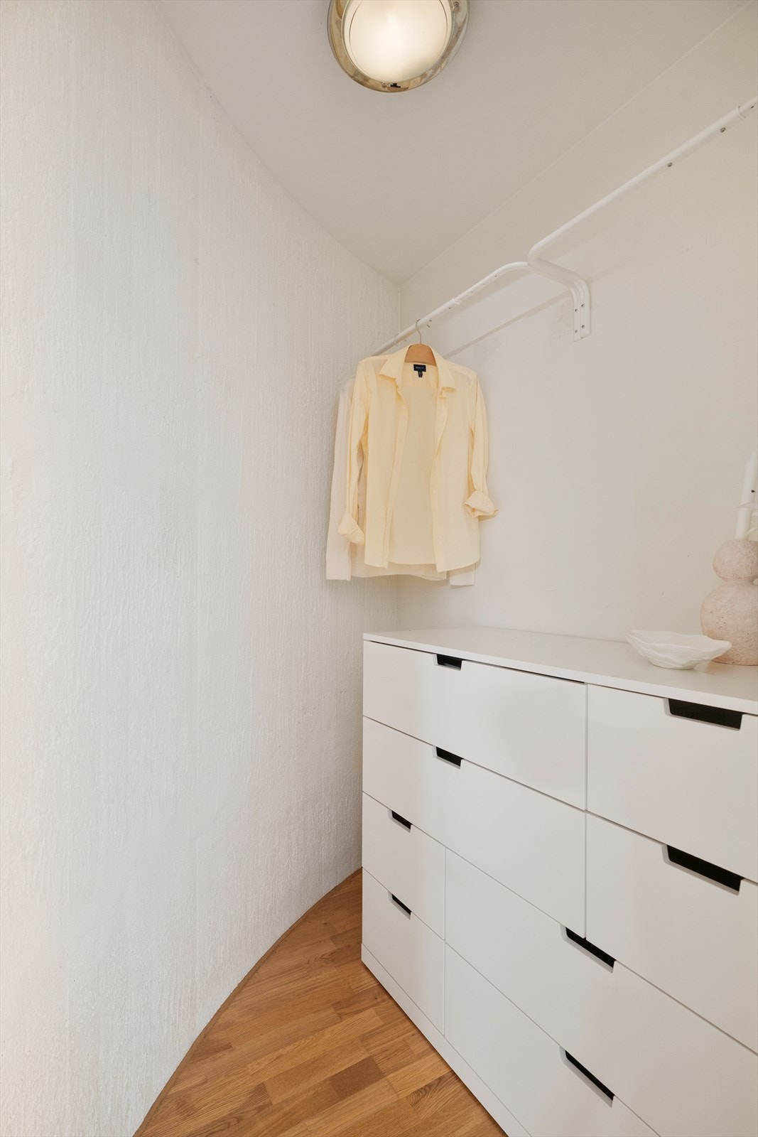 Leilgheten har både en praktisk innvendig bod og en bod på 3 kvm i samme etasje som leiligheten. Galleribilde