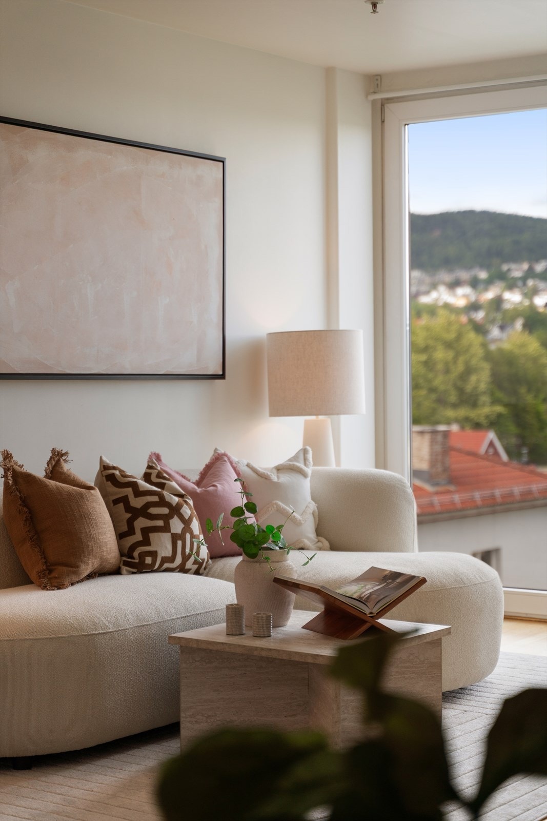 Med vinduer fra gulv til tak får du maksimalt utbytte av dagslyset og en unik utsikt som strekker seg langt utover nærområdet. Galleribilde