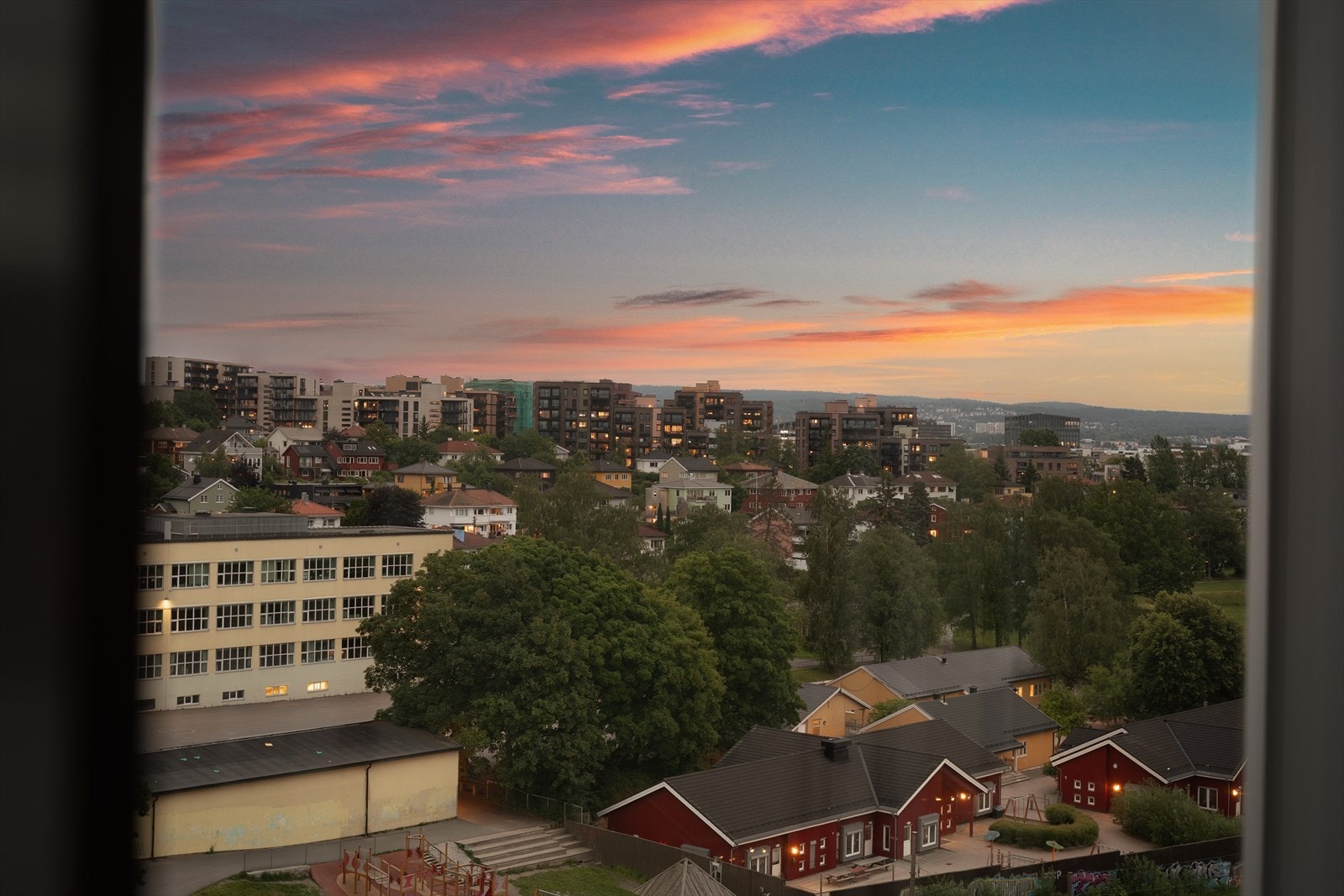 Når kvelden senker seg, forvandles utsikten til et magisk lysbad med glitrende bylys og en rolig, fredfull atmosfære. Galleribilde