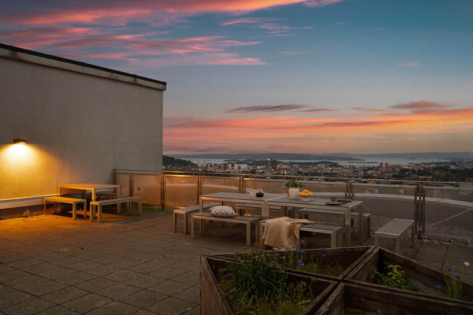 Takterrassen inviterer til hyggelige sammenkomster med komfortable sittegrupper og en stemningsfull kveldshimmel. Galleribilde