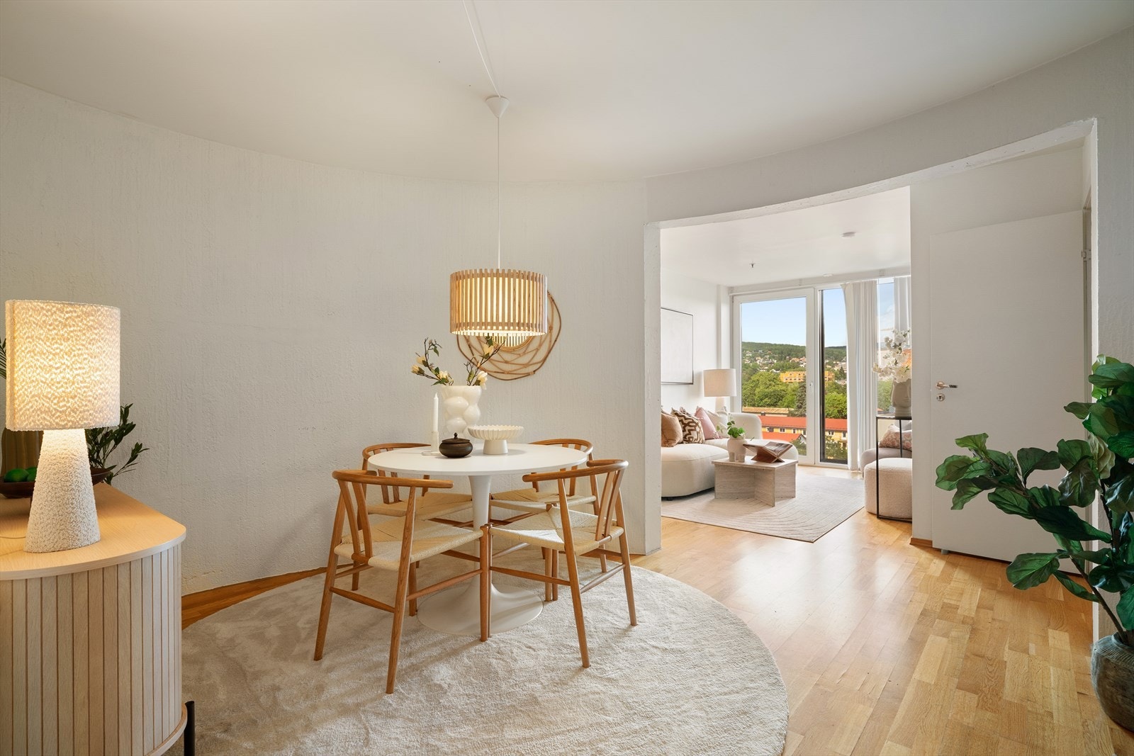 Leiligheten har en delvis åpen stue- og kjøkkenløsning. Galleribilde