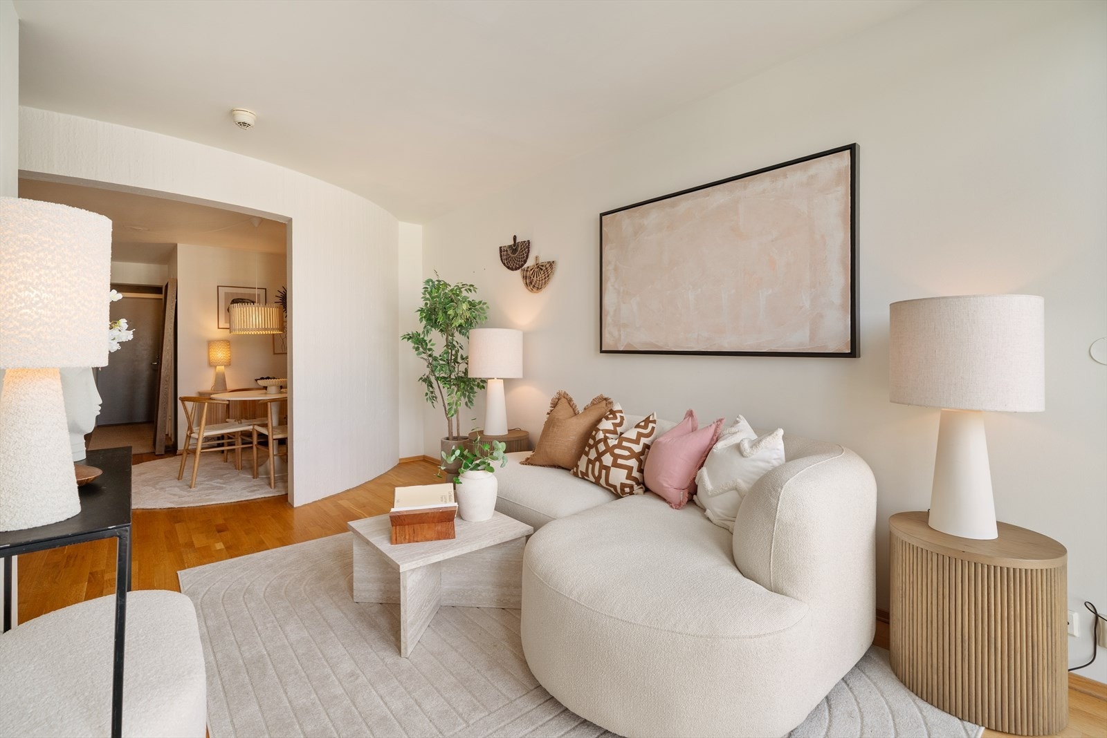 Stuen er hjemmets naturlige samlingspunkt - et lyst og luftig rom med store vindusflater som slipper inn rikelig med dagslys. Galleribilde