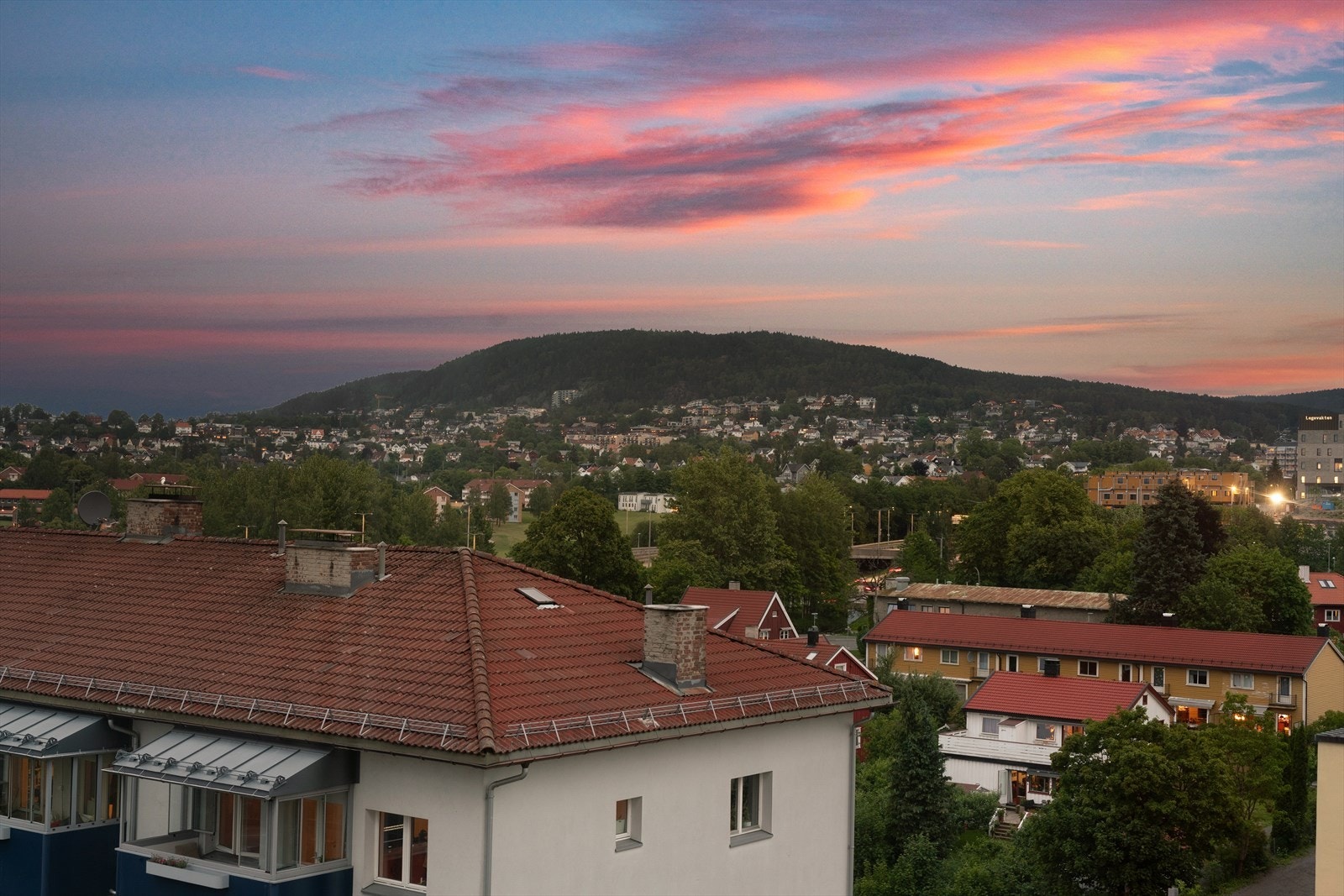 Kveldsutsikten fra stuen gir hjemmet en unik atmosfære fylt med ro og skjønnhet. Galleribilde