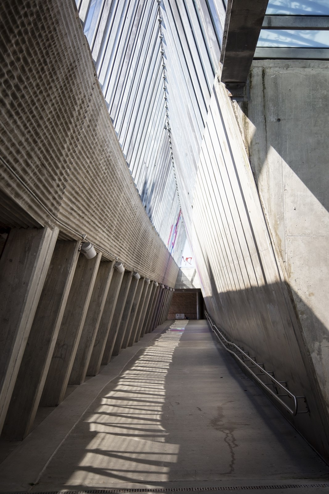 Kollektivtransport er lett tilgjengelig med busser og trikk i Trondheimsveien, samt T-banen på Sinsen, kun tre minutter unna. Galleribilde