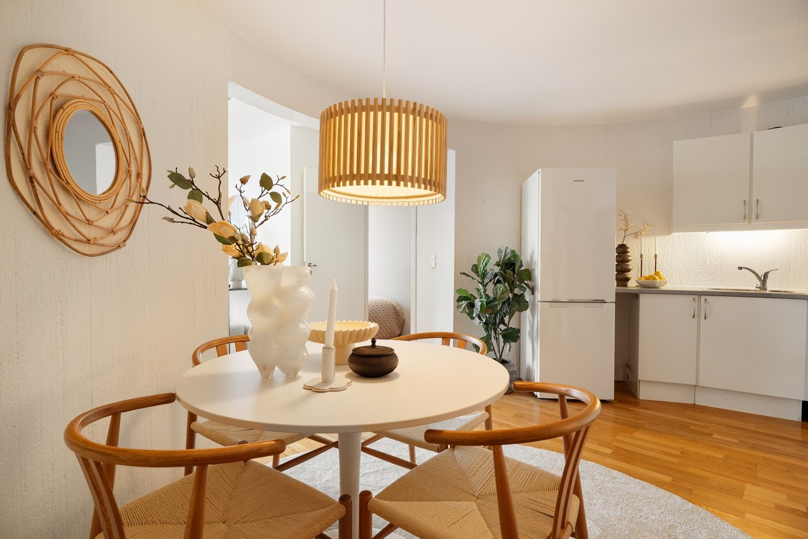 På gulv er det lagt 3-stavs eikeparkett. Galleribilde