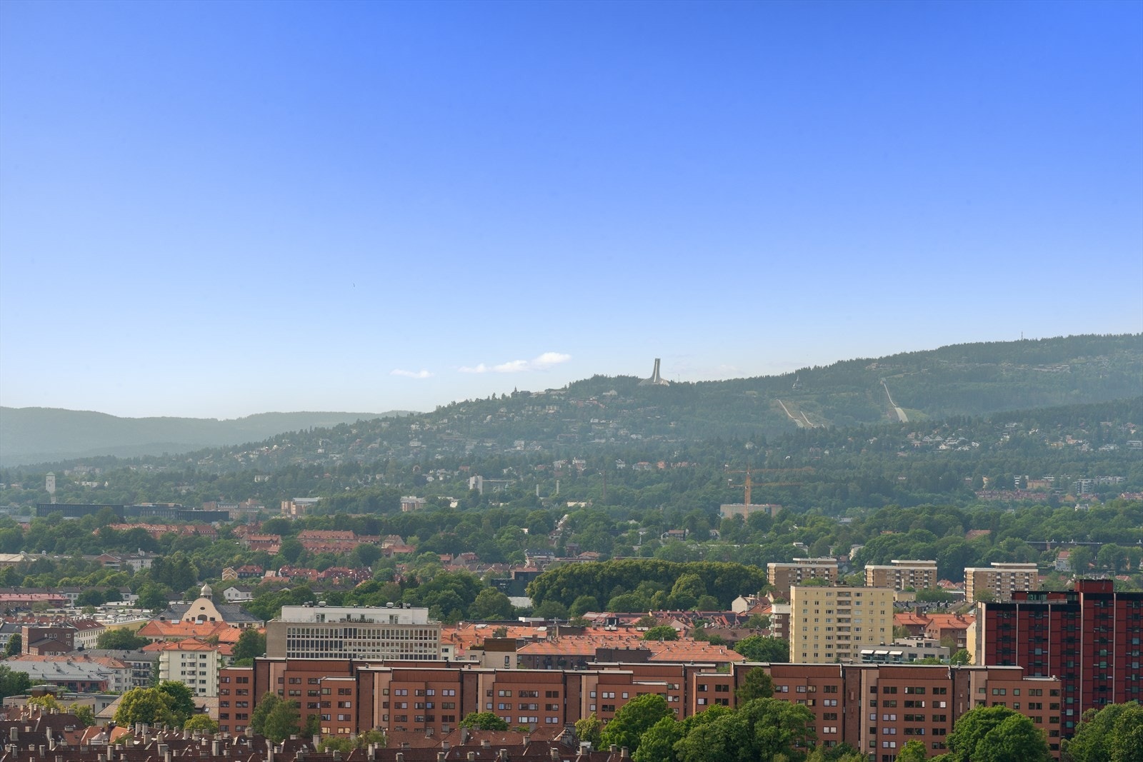 Fra denne plassen kan du også nyte en flott utsikt helt til Holmenkollen - et ikonisk landemerke i Oslo. Galleribilde
