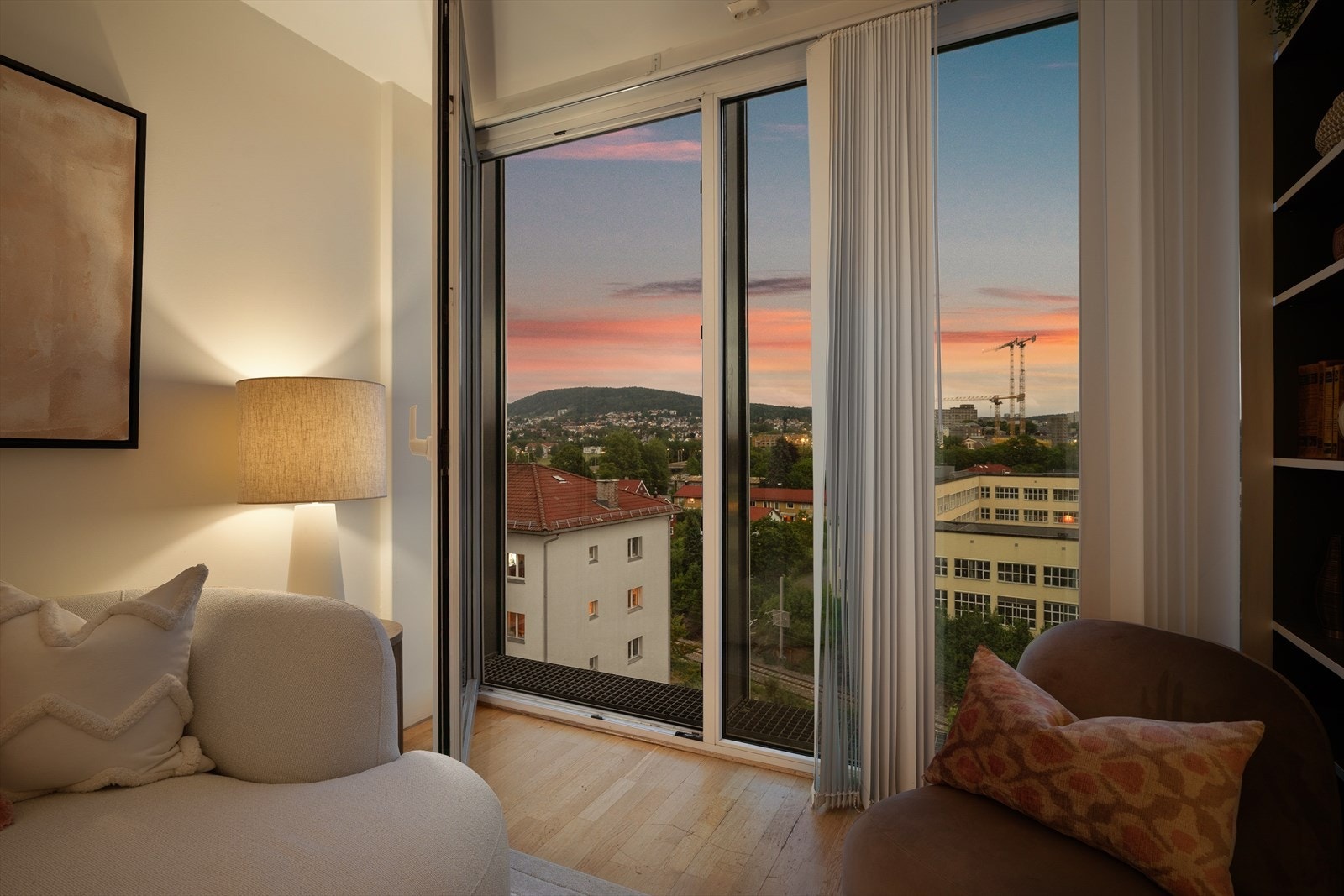 Store vinduer gir en unik utsikt og slipper inn det dempede kveldslyset, som sammen med den lune stemningen skaper et perfekt rom for ro og hygge. Galleribilde