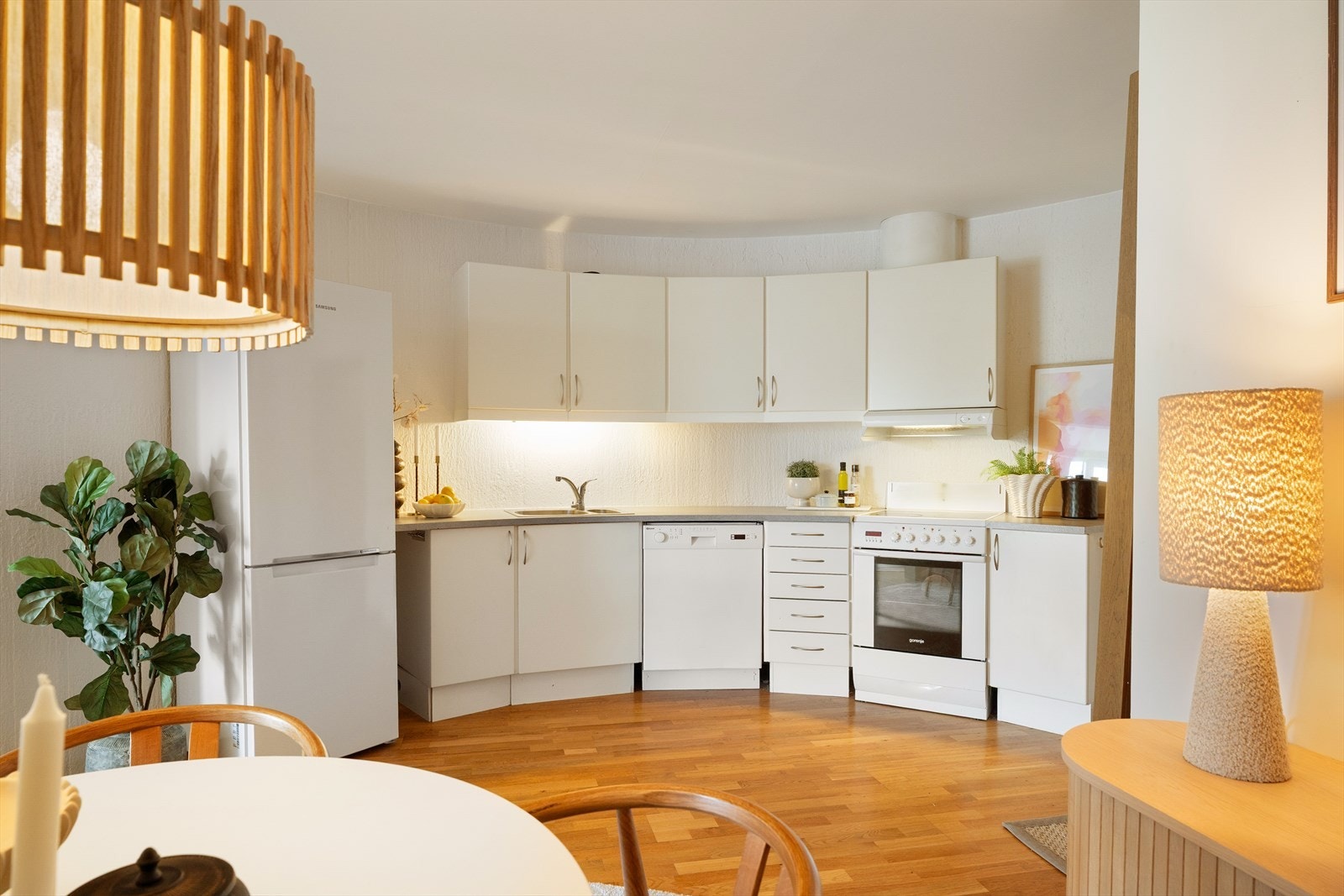 Kjøkkenet ligger i delvis åpen løsning mot stuen, men oppleves likevel som en separat sone. Galleribilde