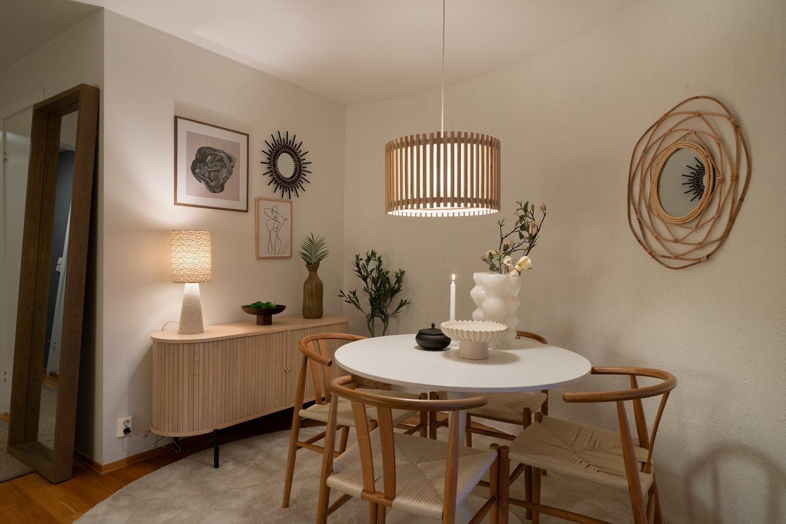 Spiseplassen ligger i tilknytning til kjøkkenet og gir en naturlig og hyggelig sone for måltider. Galleribilde