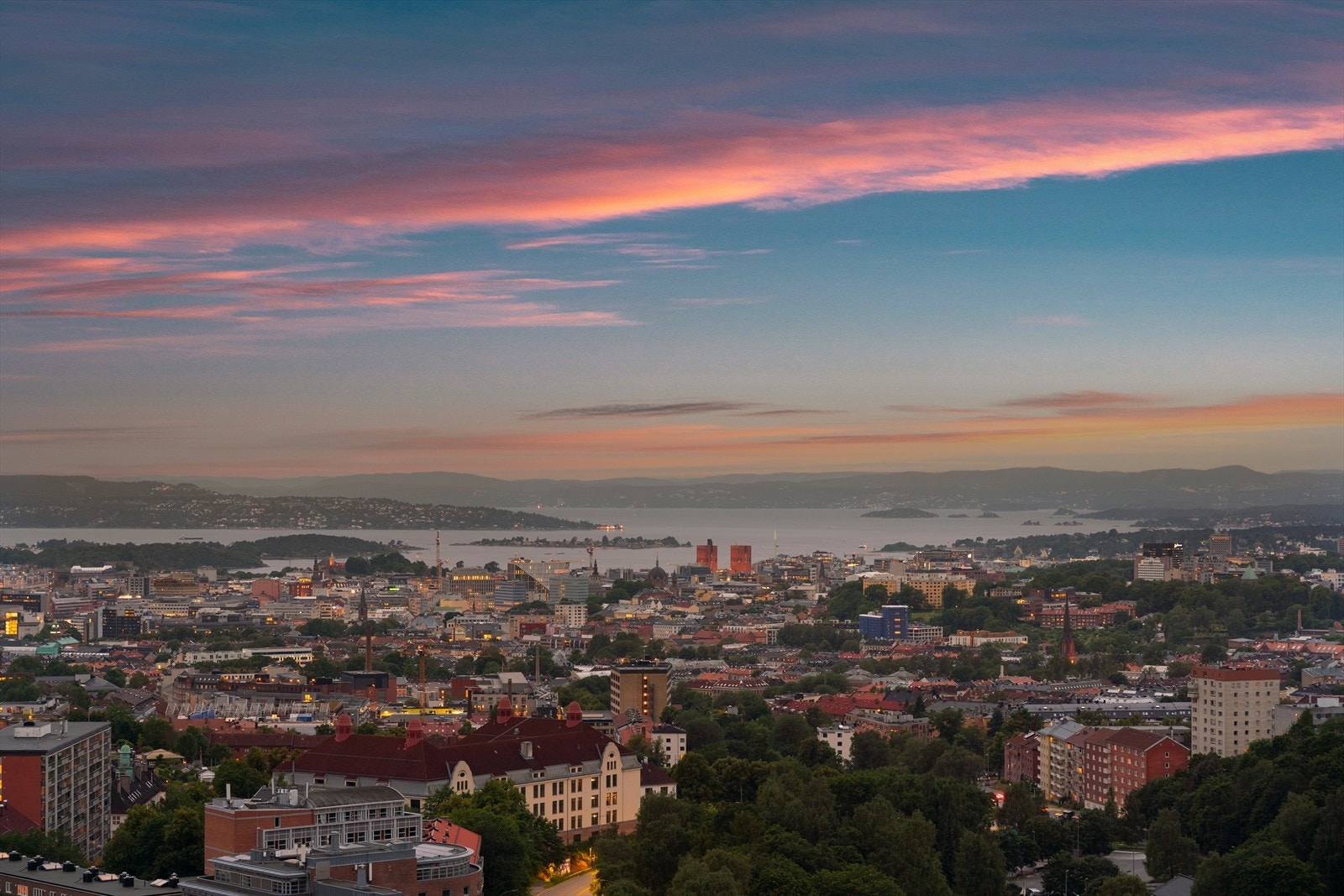 Felles takterrasse med en enestående 360 panoramautsikt over Oslo by og Oslofjorden. Perfekt for sosiale sammenkomster eller rolige stunder i solen med fantastisk utsikt. Galleribilde