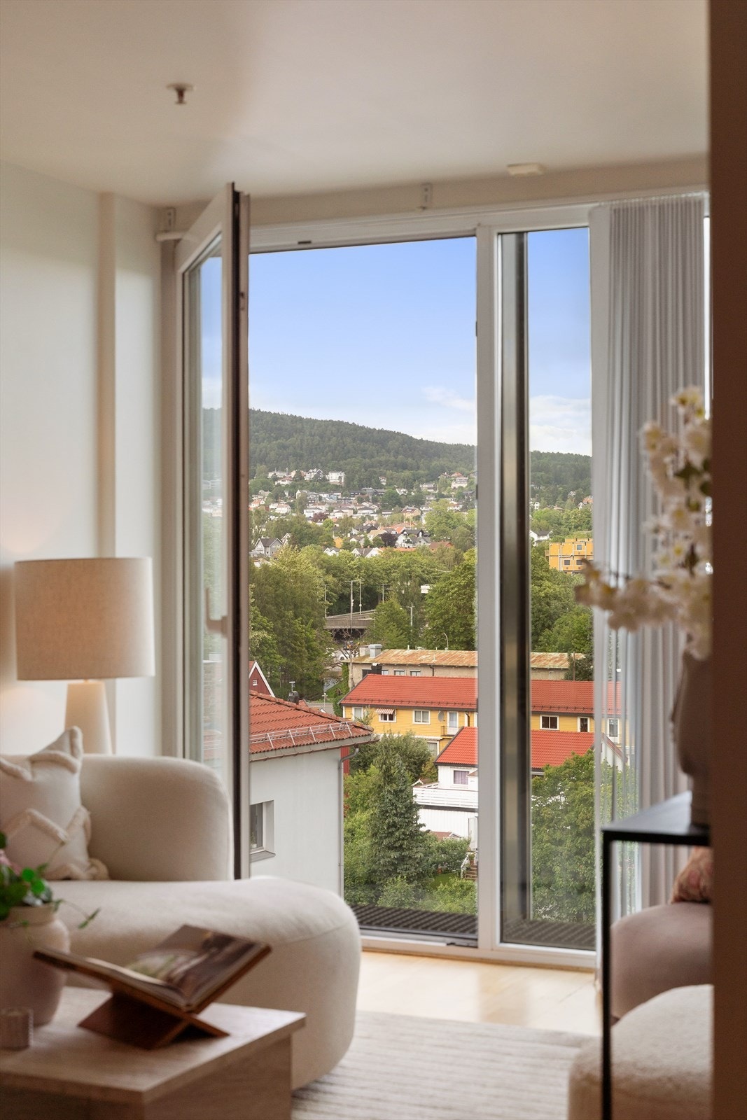 Stue med en vakker utsikt som bakteppe. Galleribilde